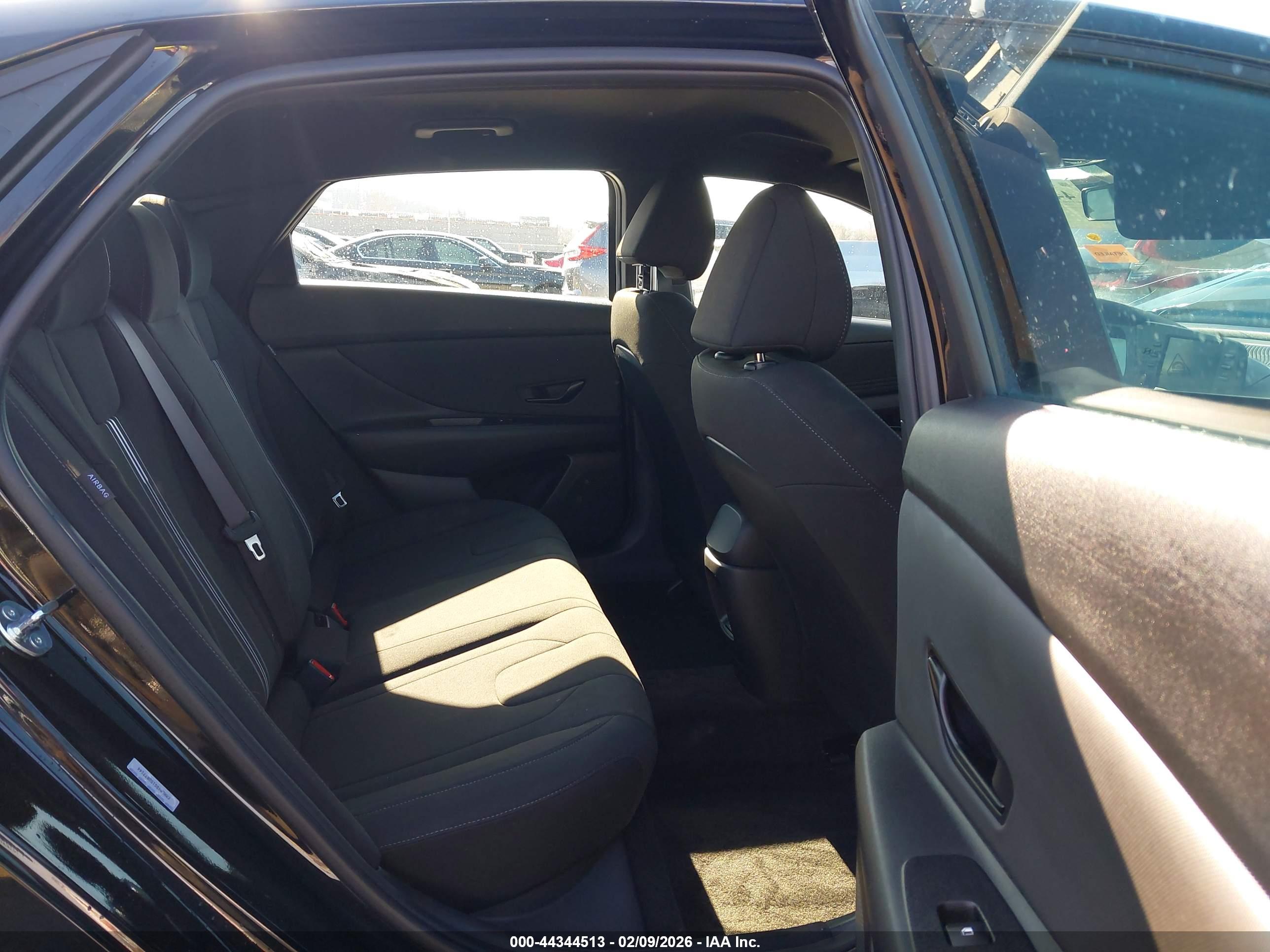 HYUNDAI ELANTRA image 8