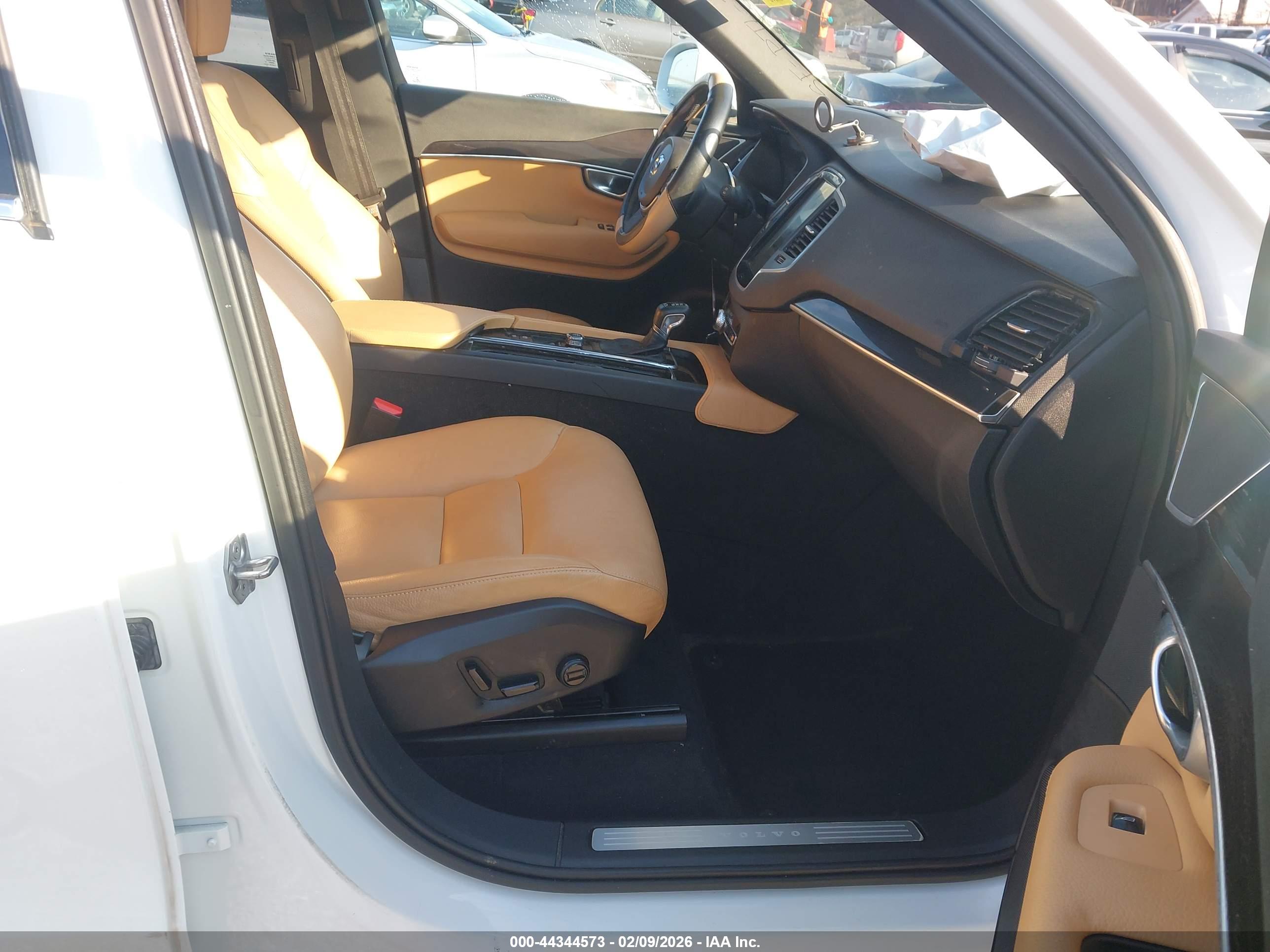 VOLVO XC90 image 5