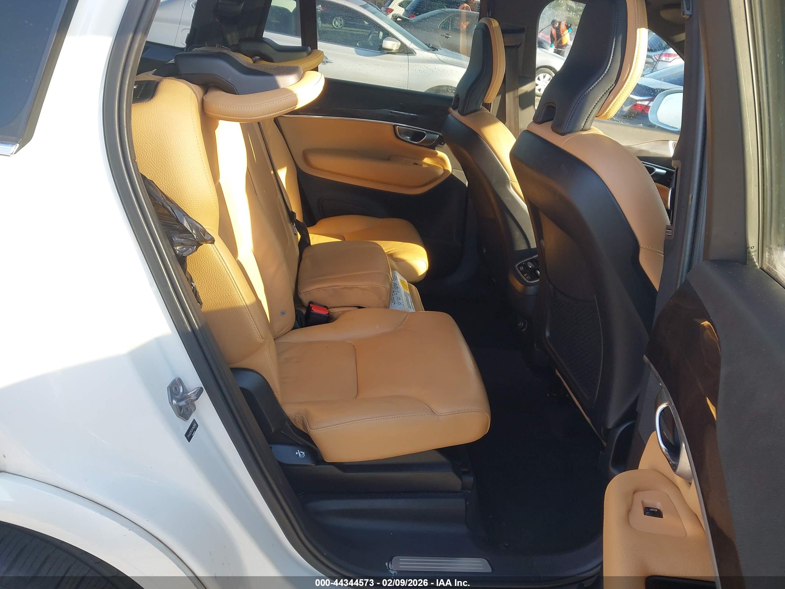 VOLVO XC90 image 8