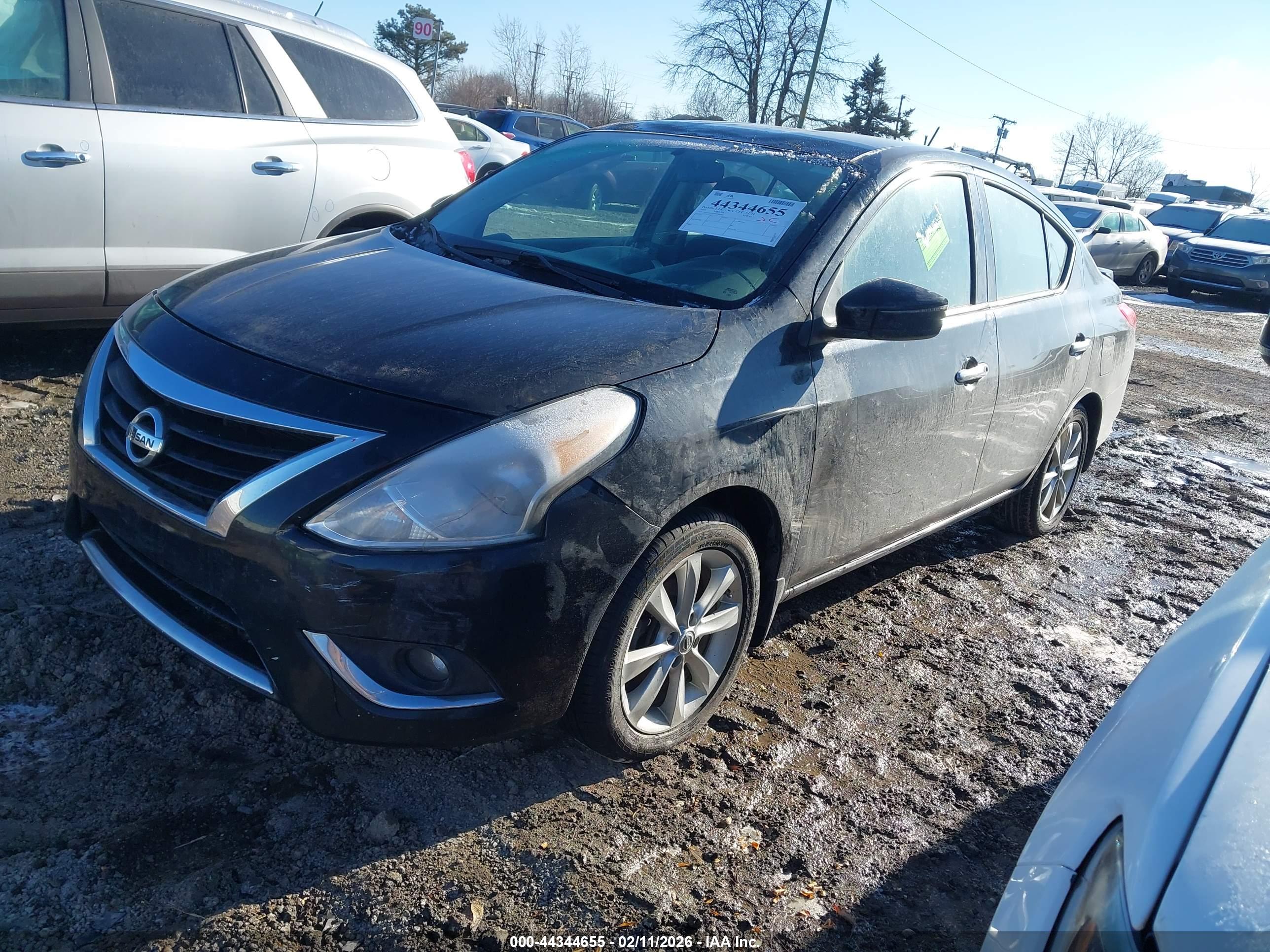 NISSAN VERSA image 2