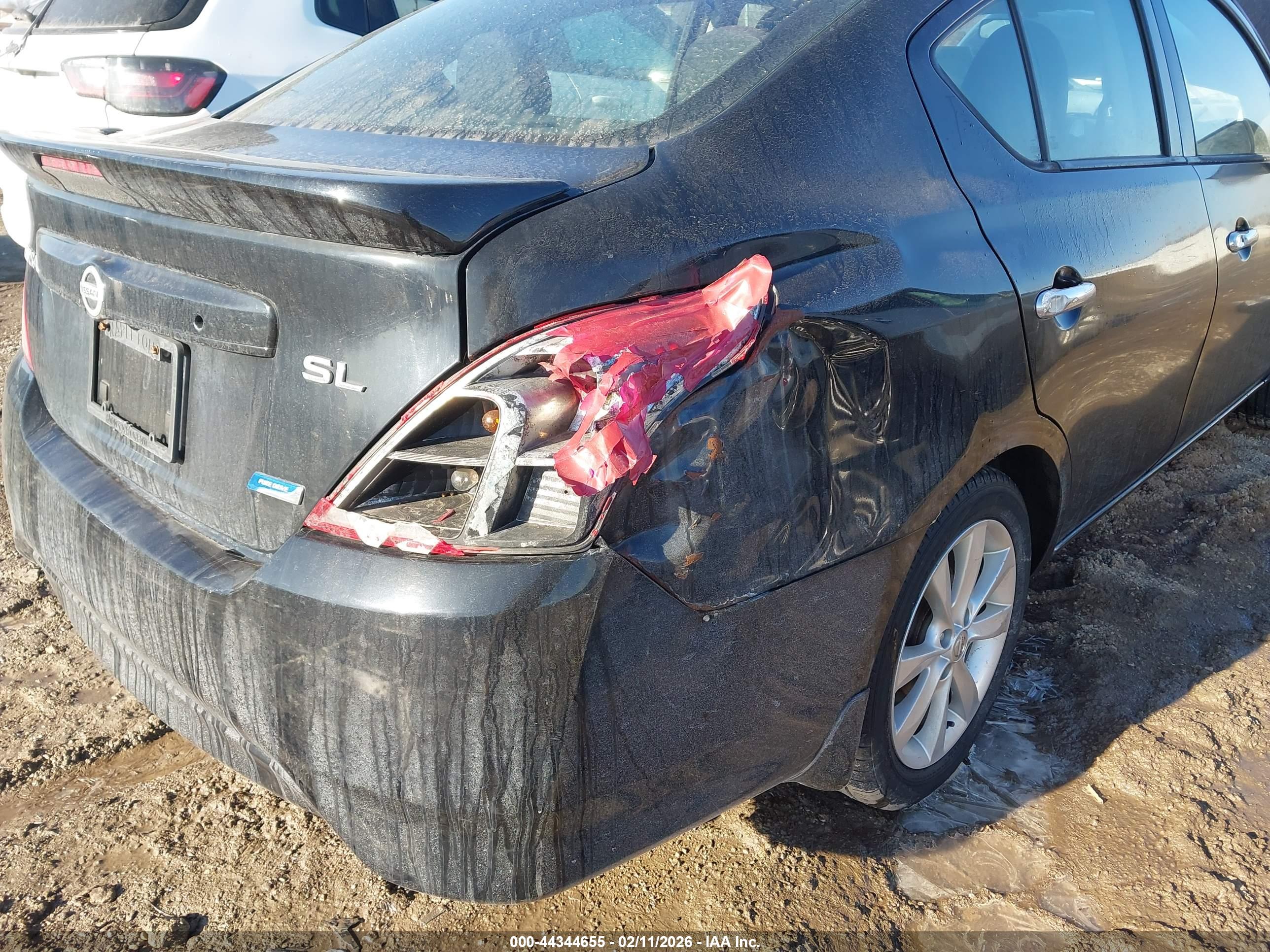 NISSAN VERSA image 6
