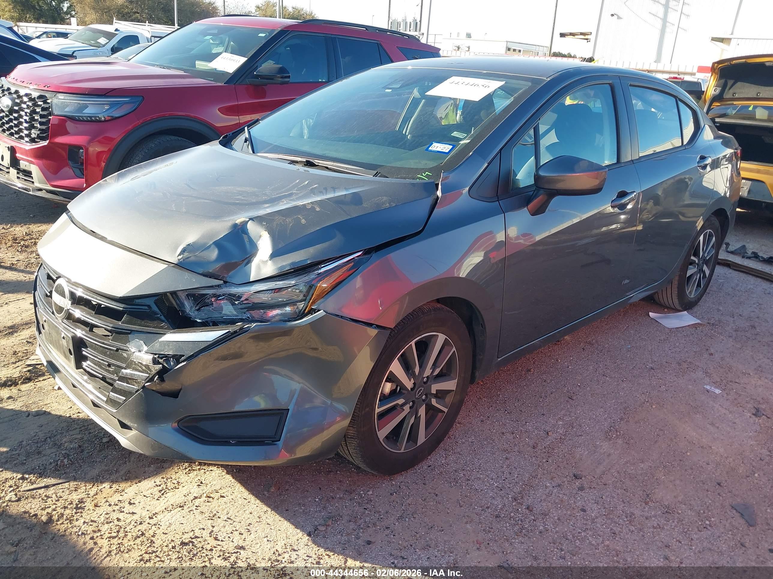 NISSAN VERSA image 2