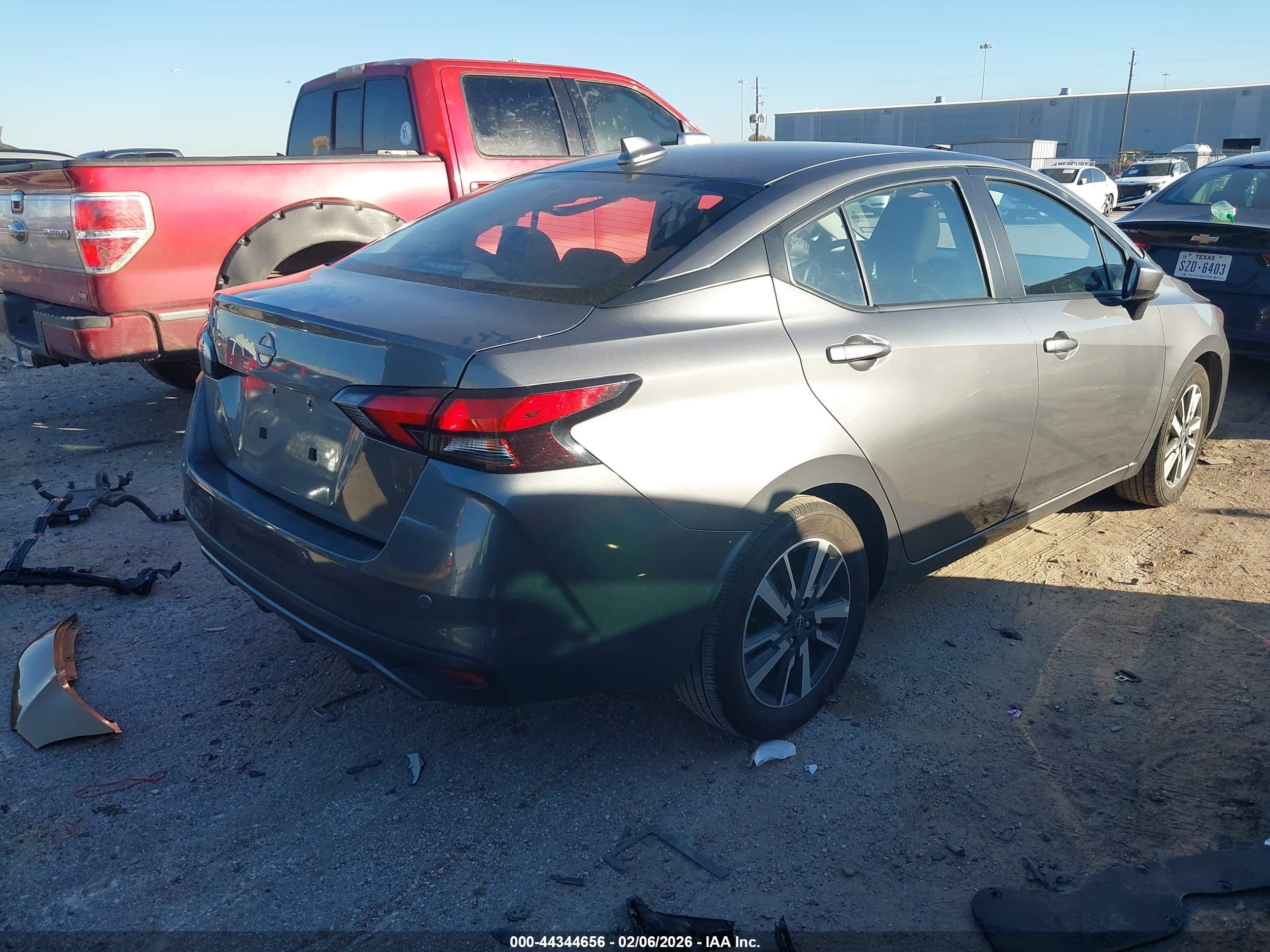 NISSAN VERSA image 4