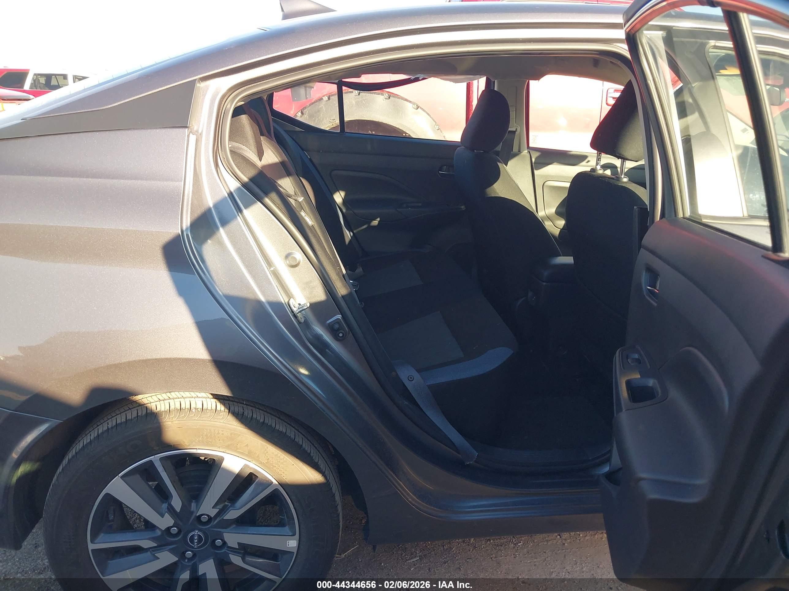 NISSAN VERSA image 8