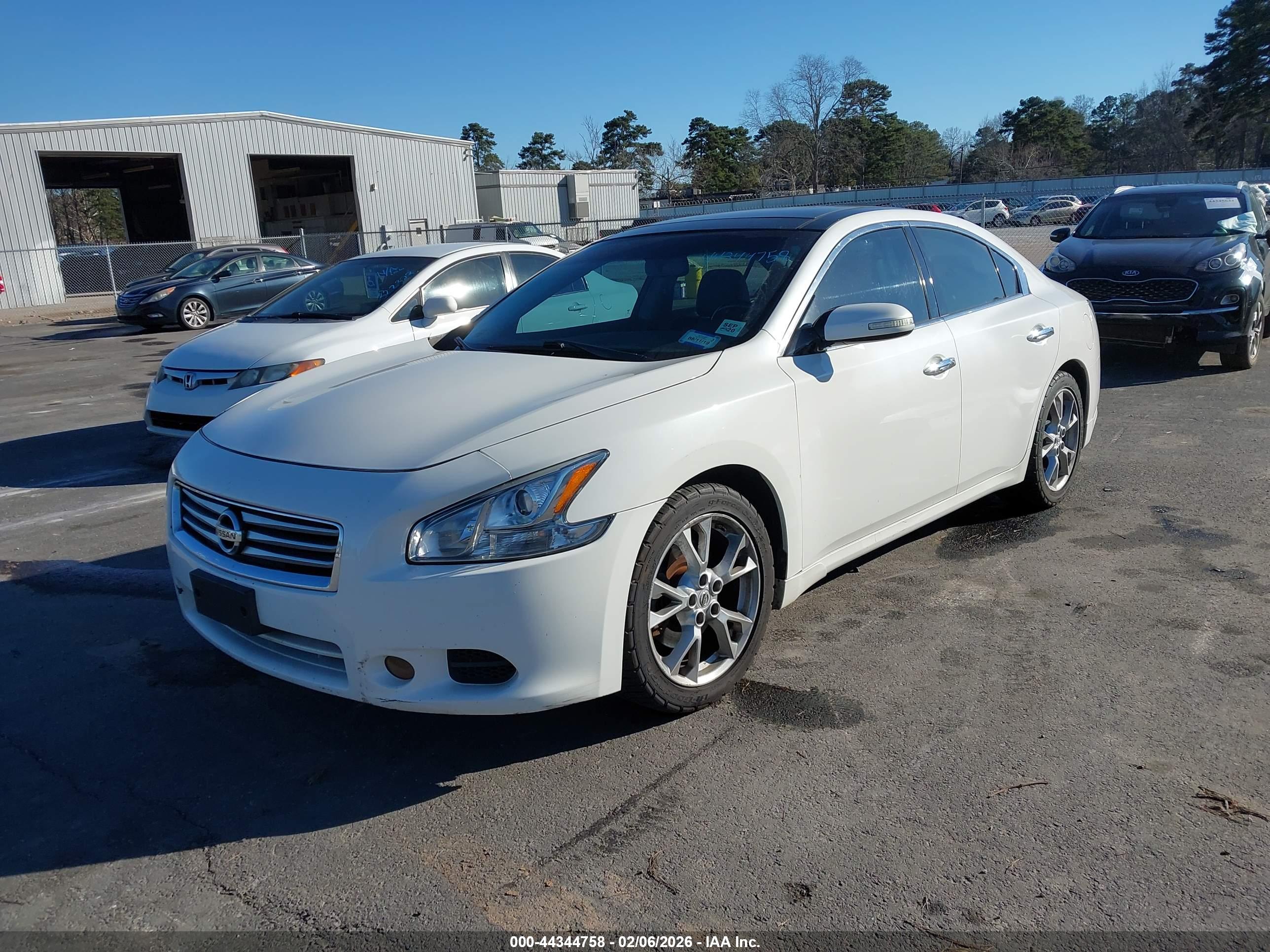 NISSAN MAXIMA image 2