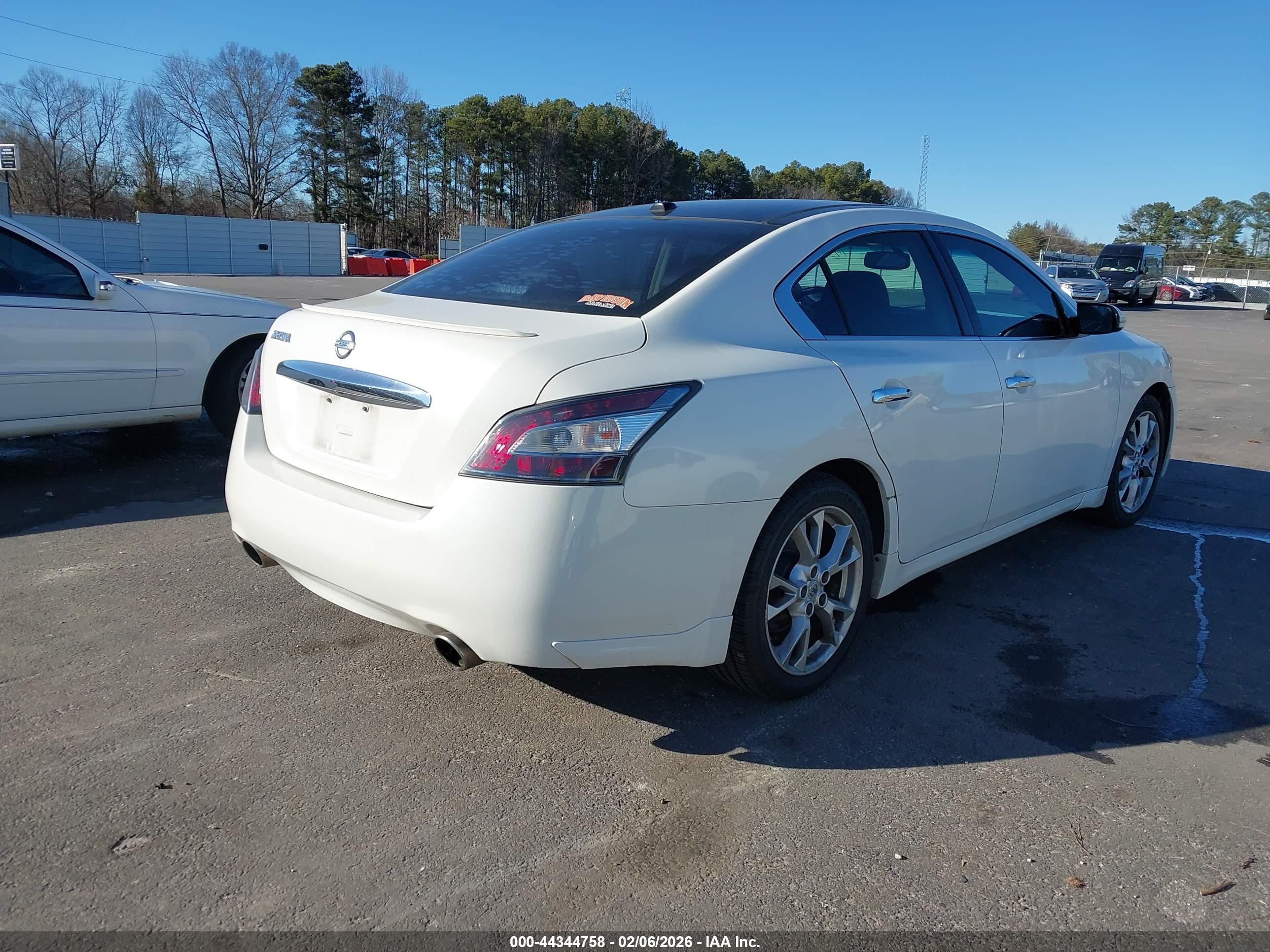 NISSAN MAXIMA image 4