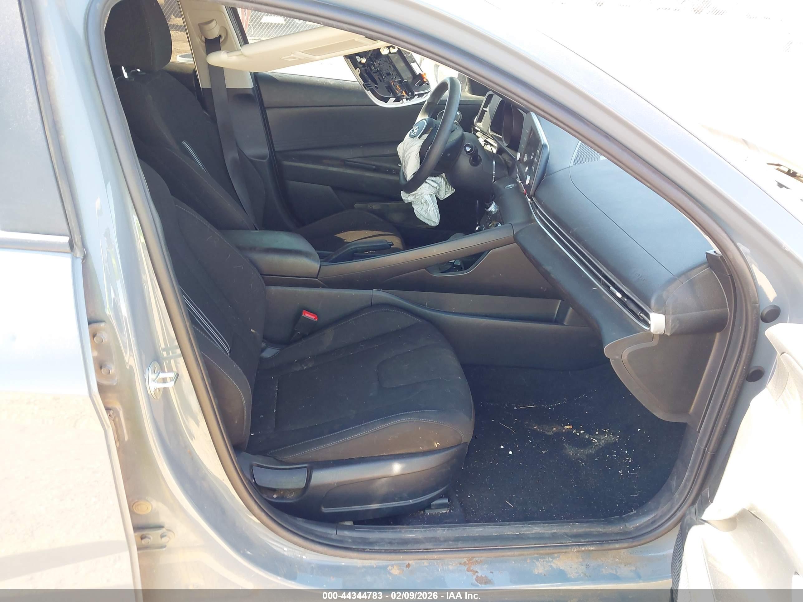 HYUNDAI ELANTRA image 5