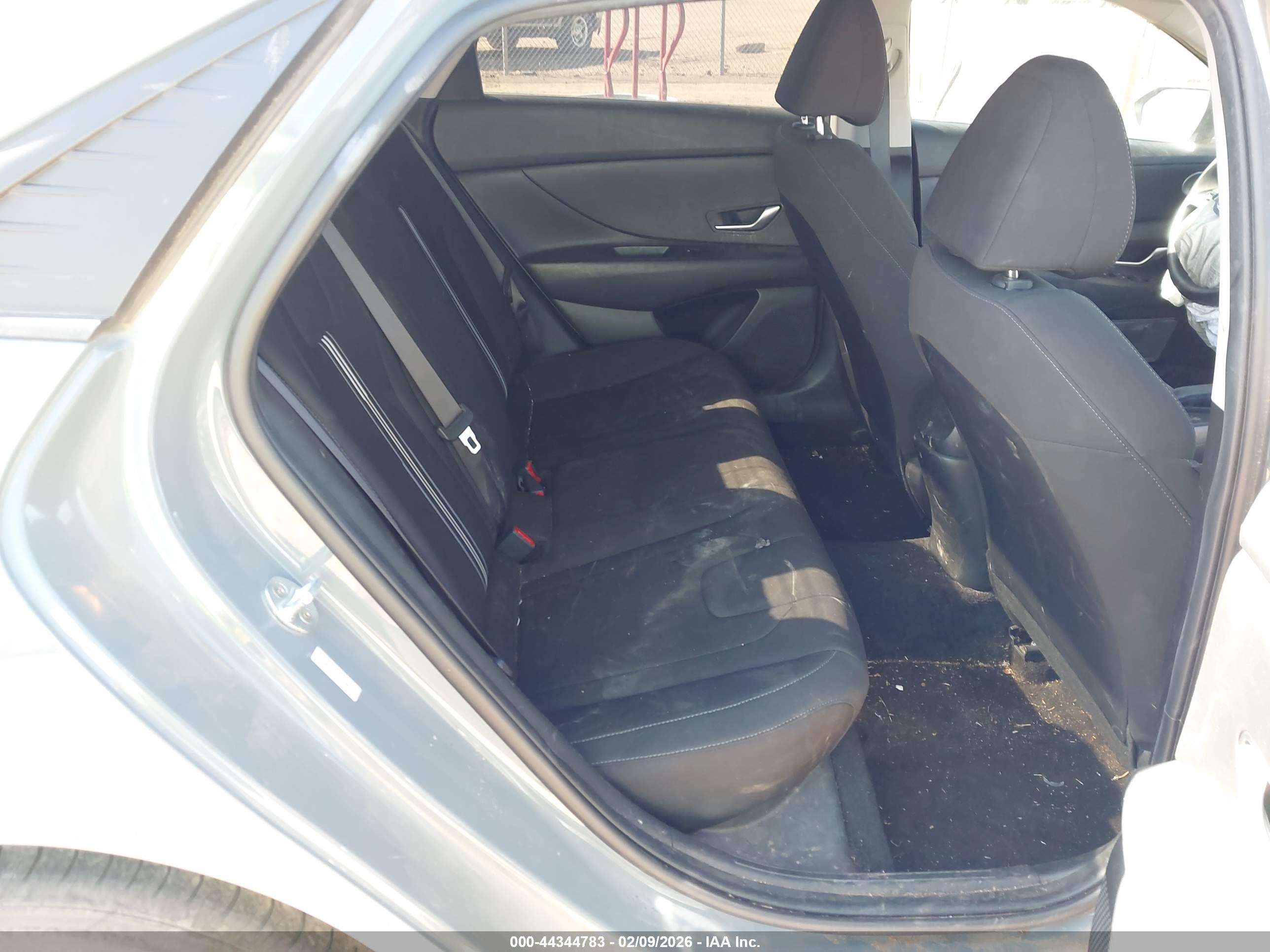 HYUNDAI ELANTRA image 8