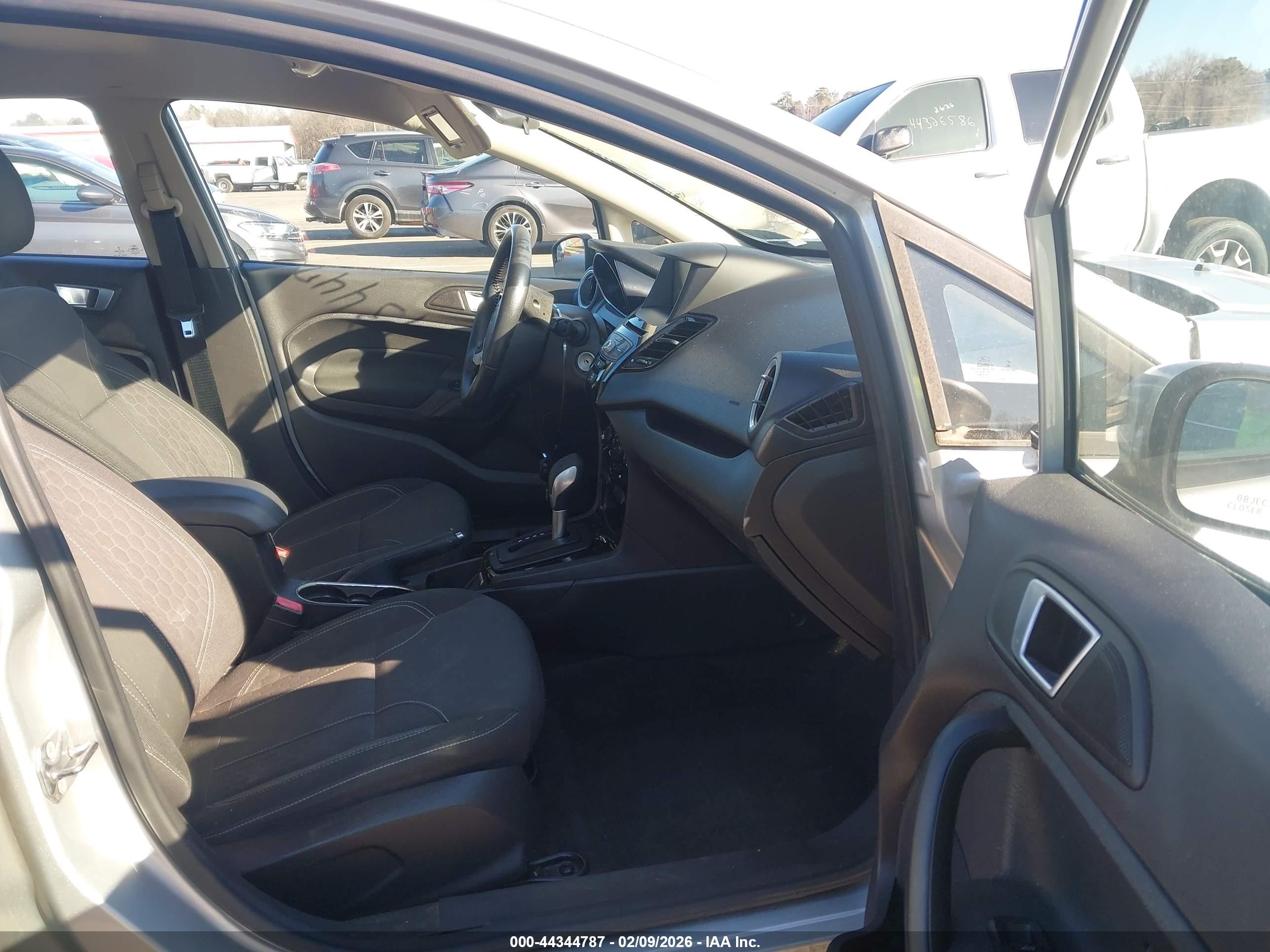 FORD FIESTA image 5