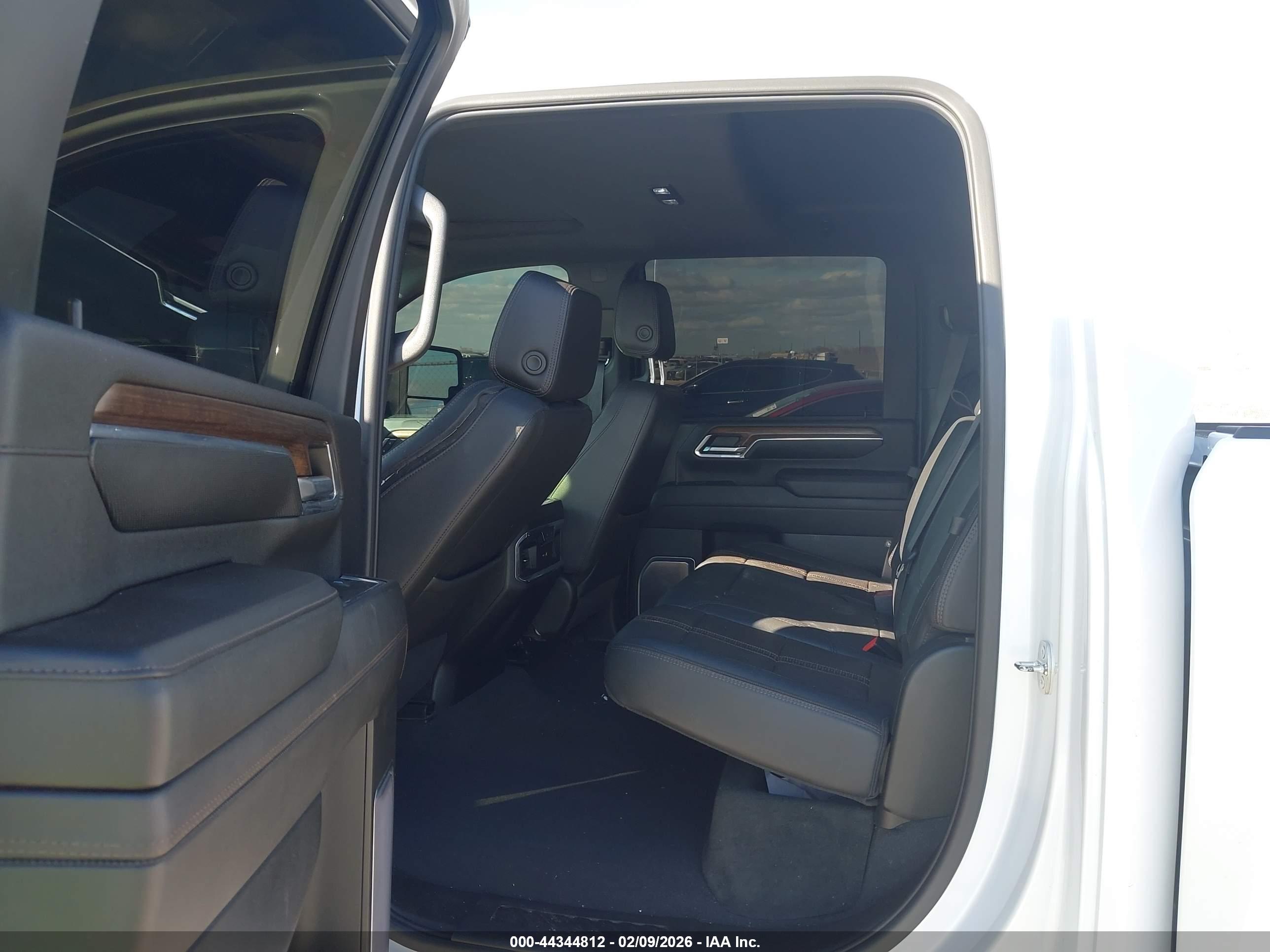 CHEVROLET SILVERADO image 8