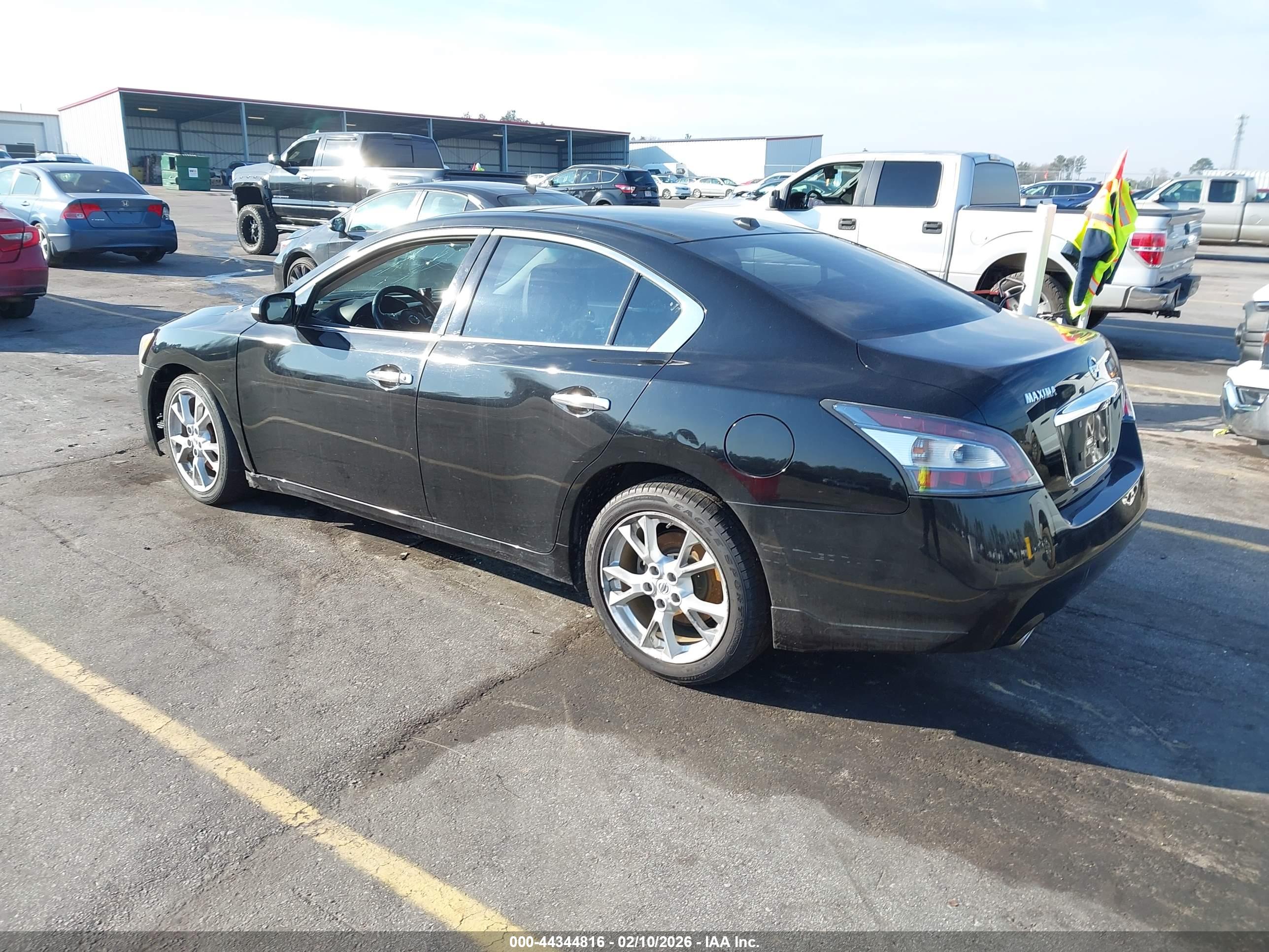 NISSAN MAXIMA image 3