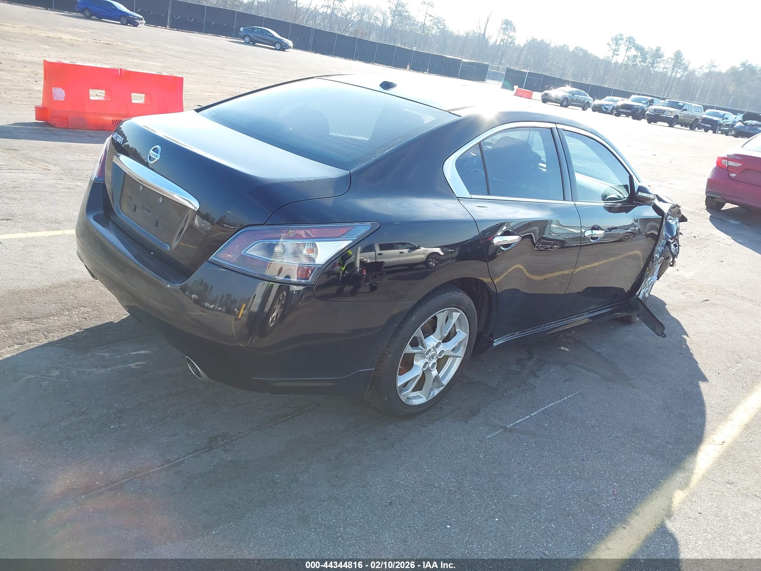 NISSAN MAXIMA image 4