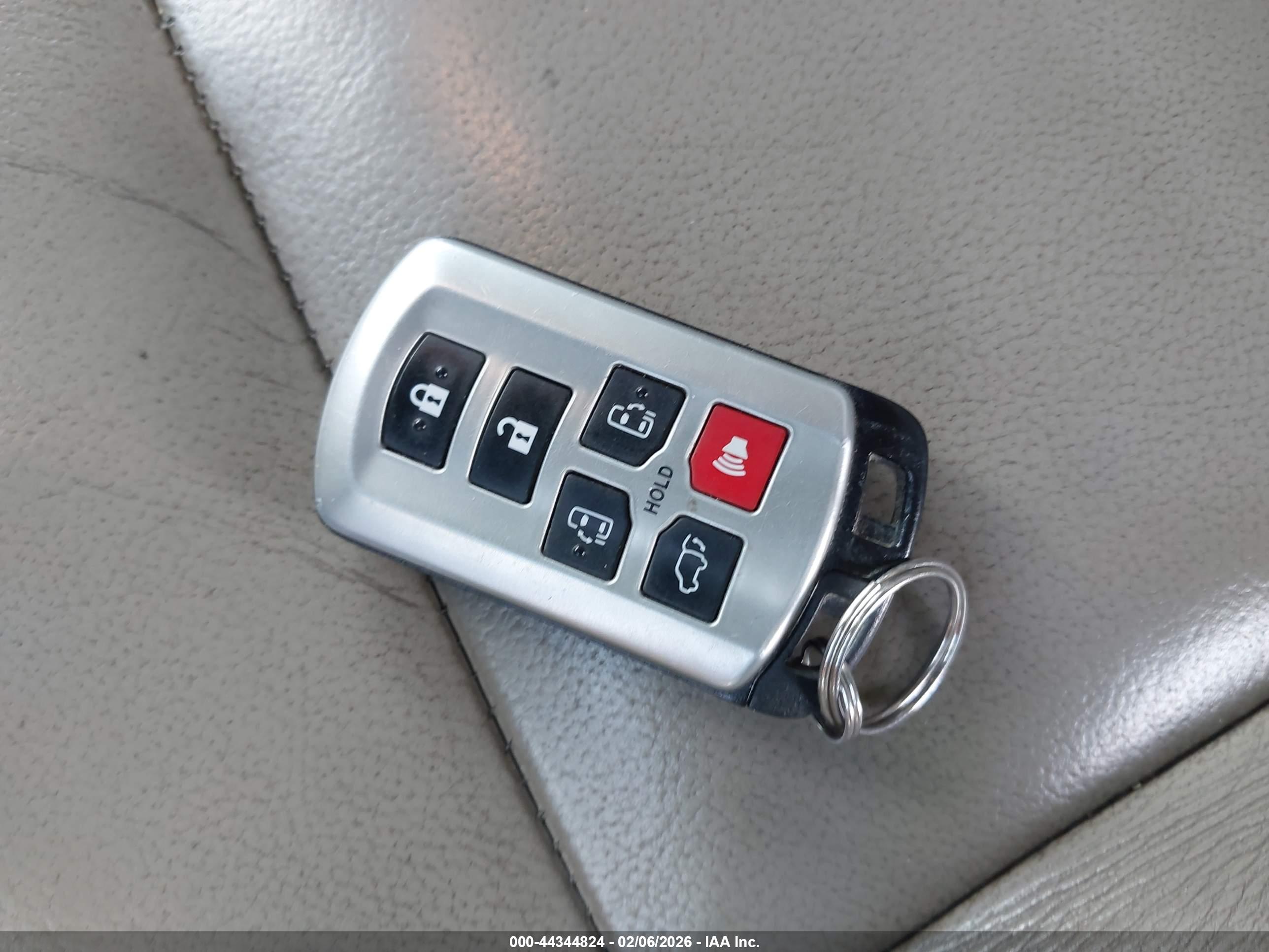 TOYOTA SIENNA image 11