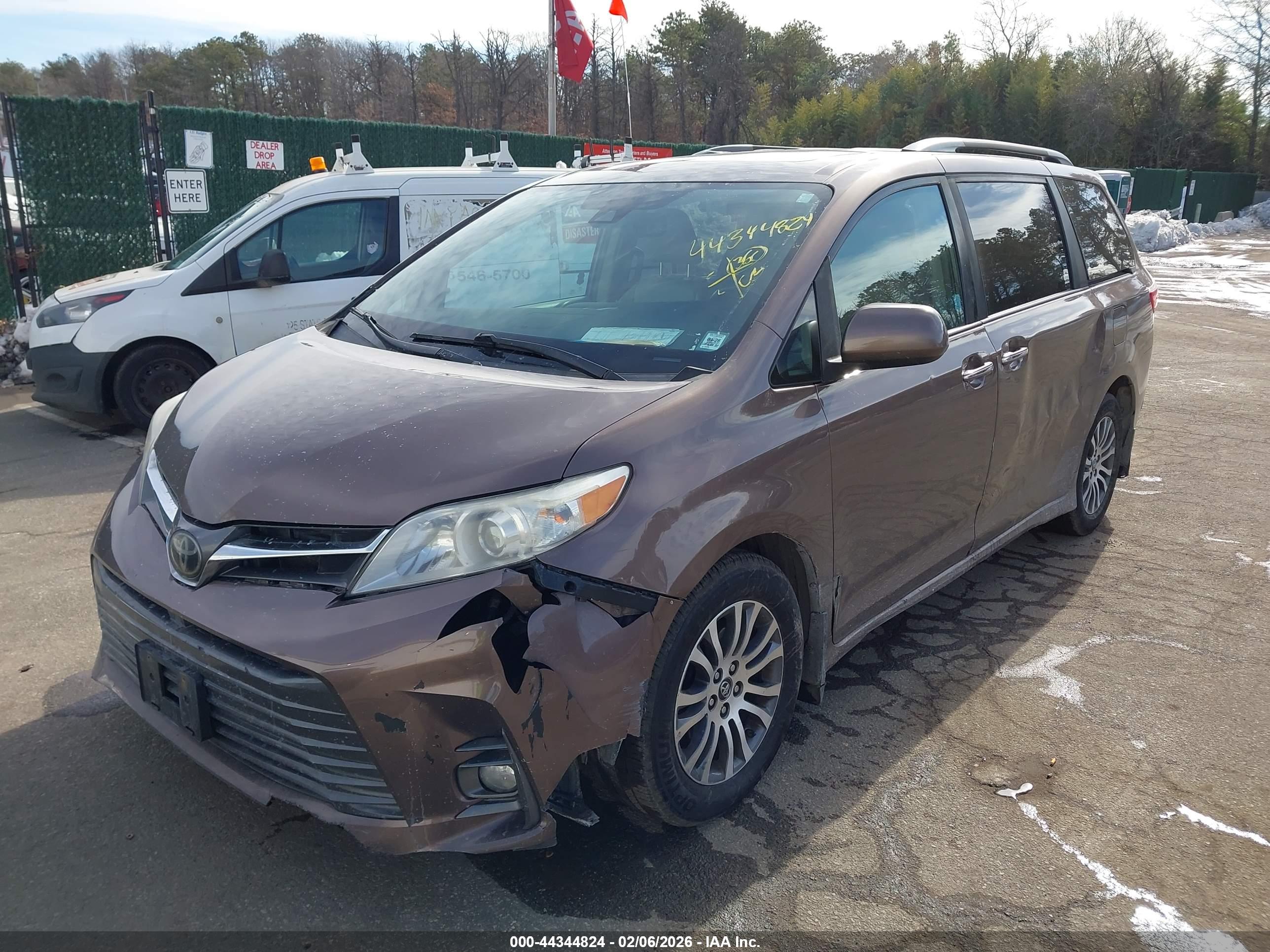 TOYOTA SIENNA image 2