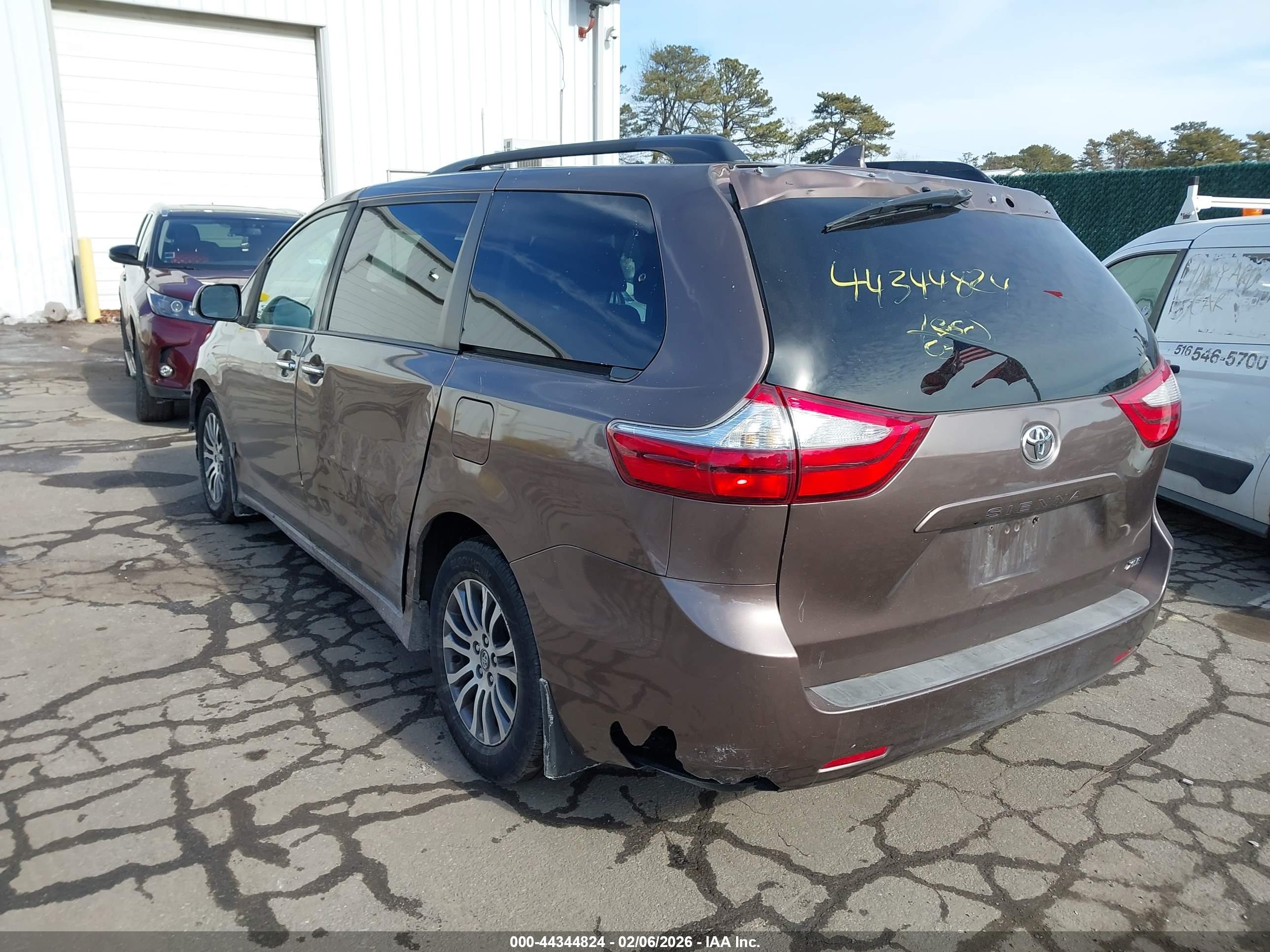 TOYOTA SIENNA image 3