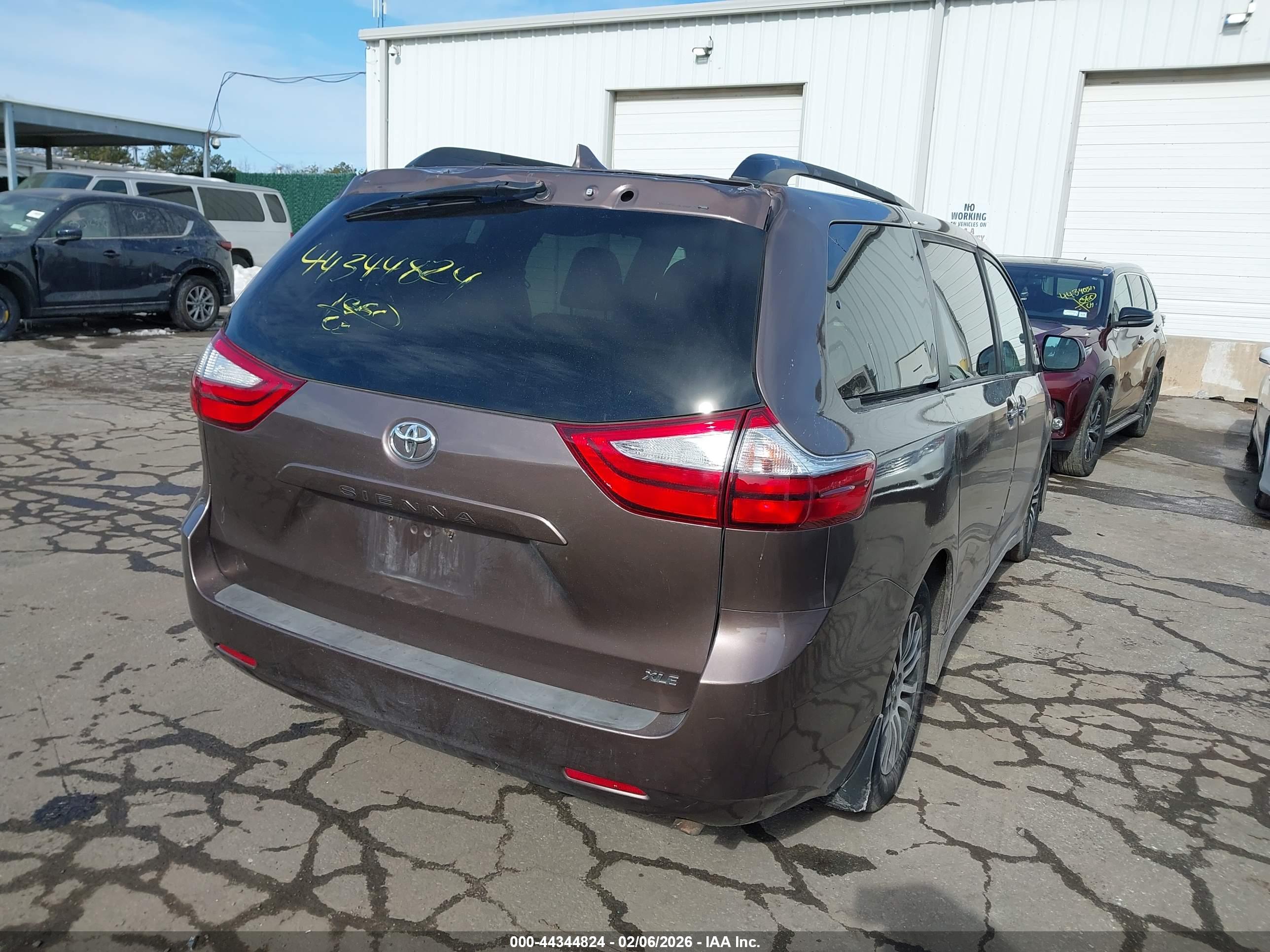 TOYOTA SIENNA image 4