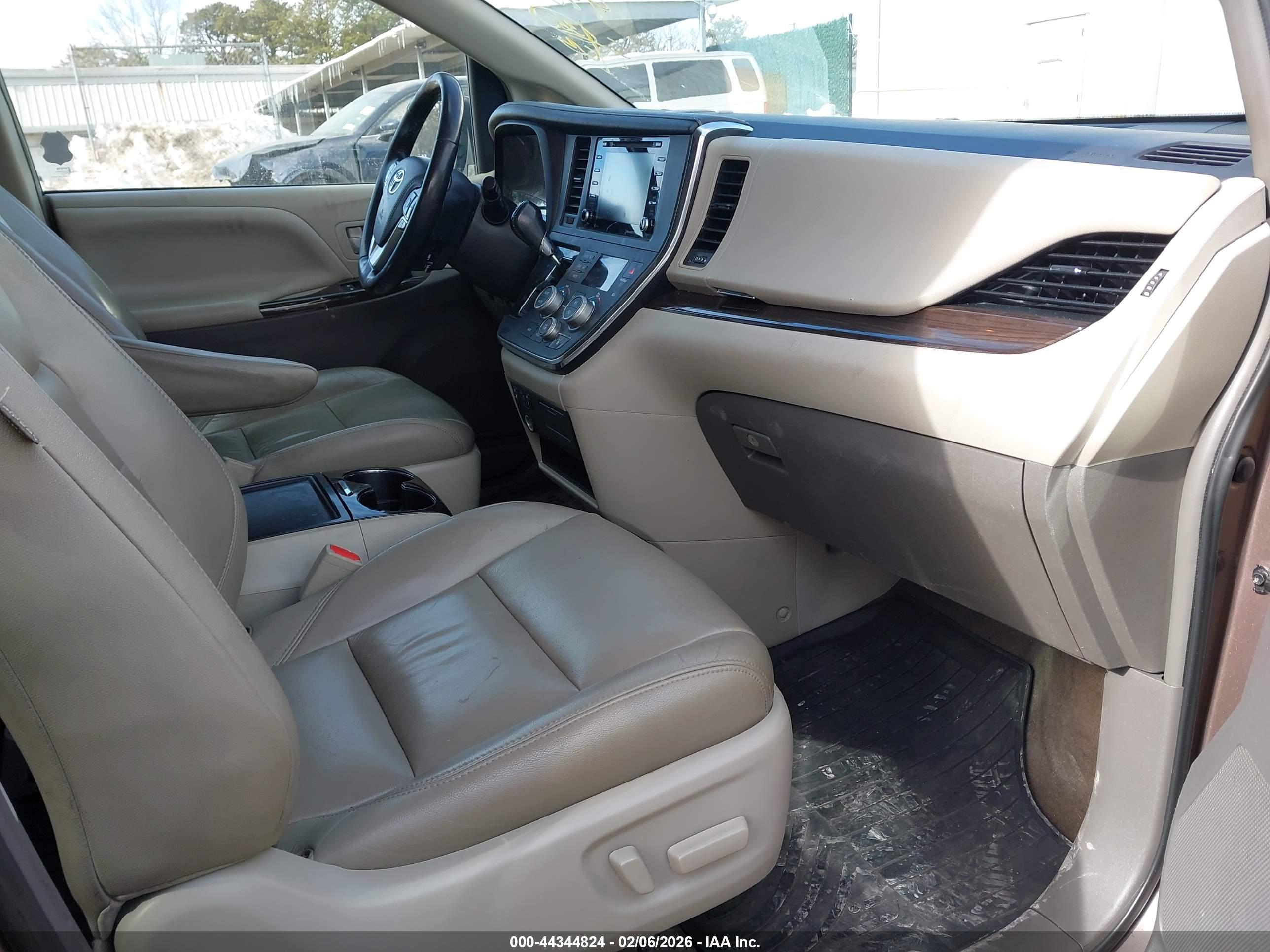TOYOTA SIENNA image 5