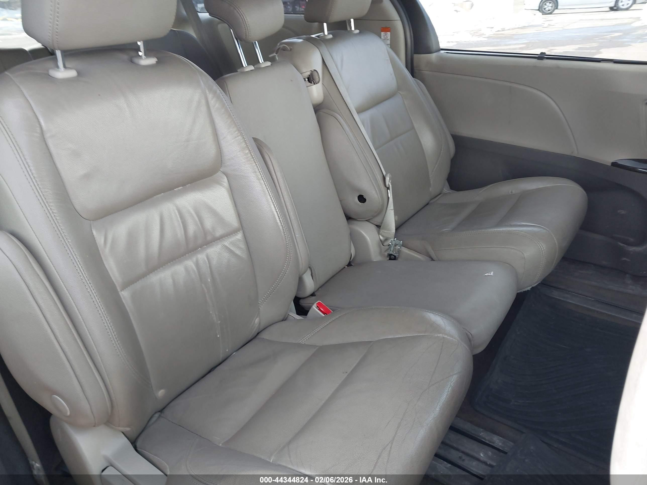 TOYOTA SIENNA image 8