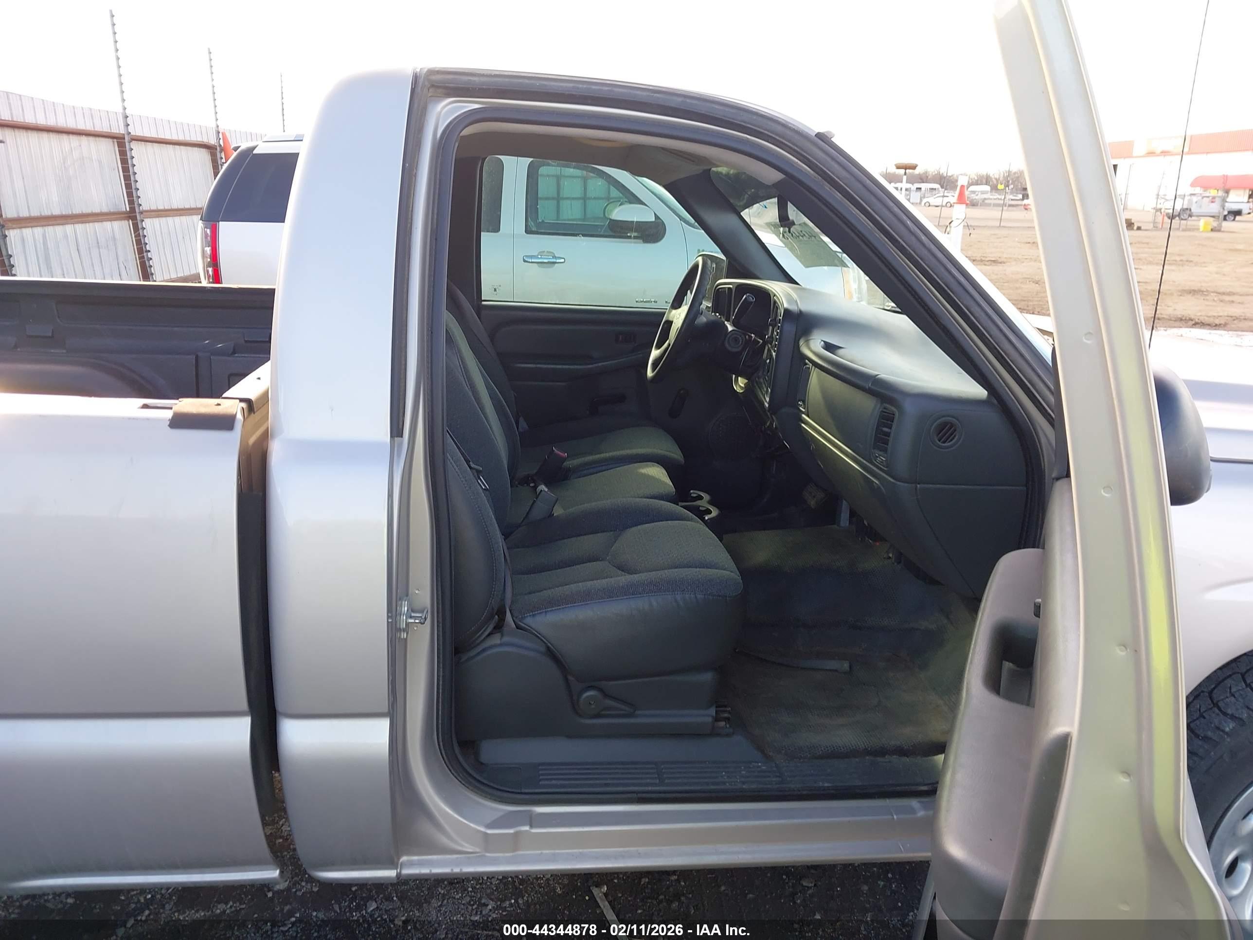 CHEVROLET SILVERADO image 5