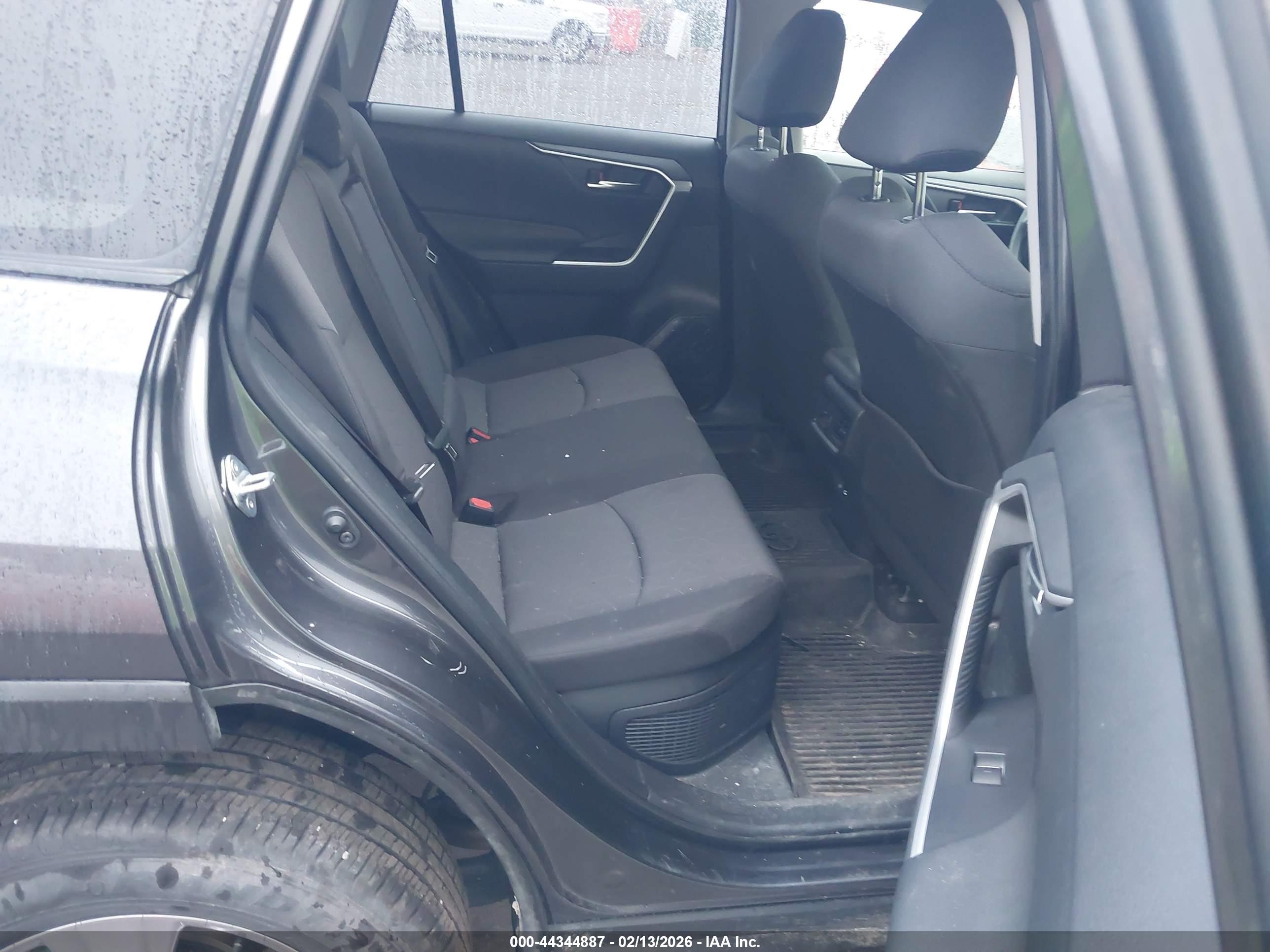 TOYOTA RAV4 image 8