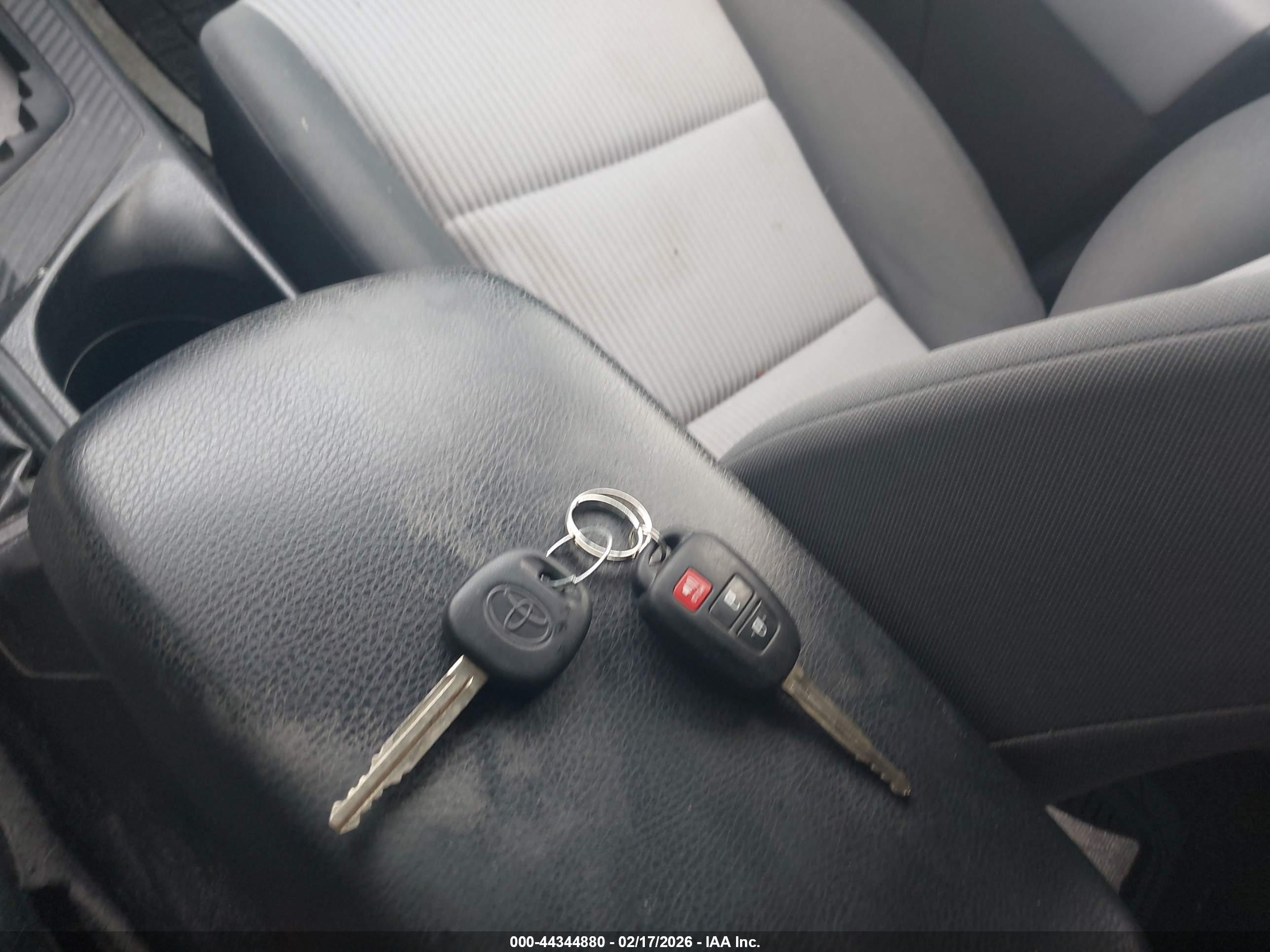TOYOTA RAV4 image 11