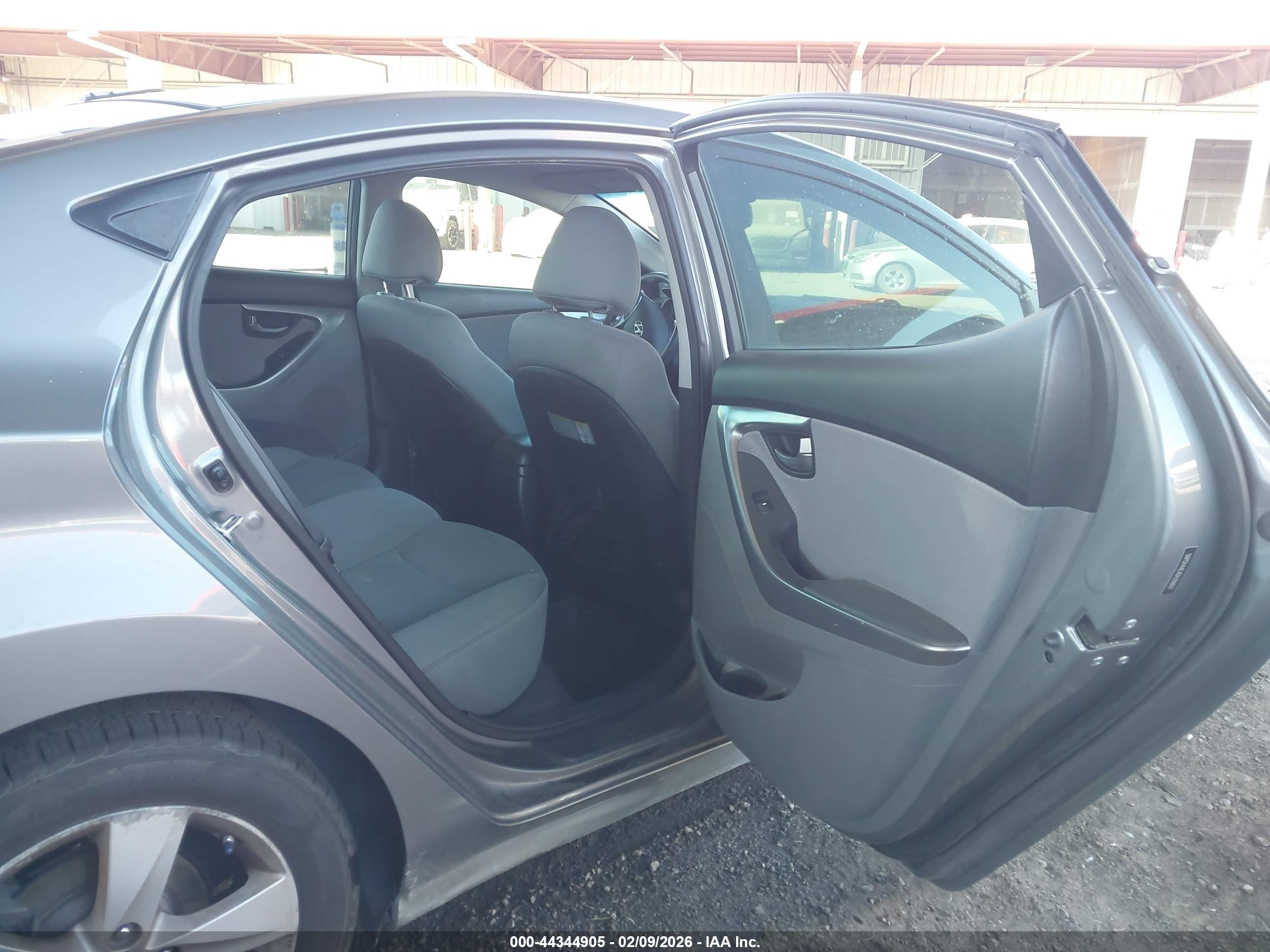HYUNDAI ELANTRA image 8