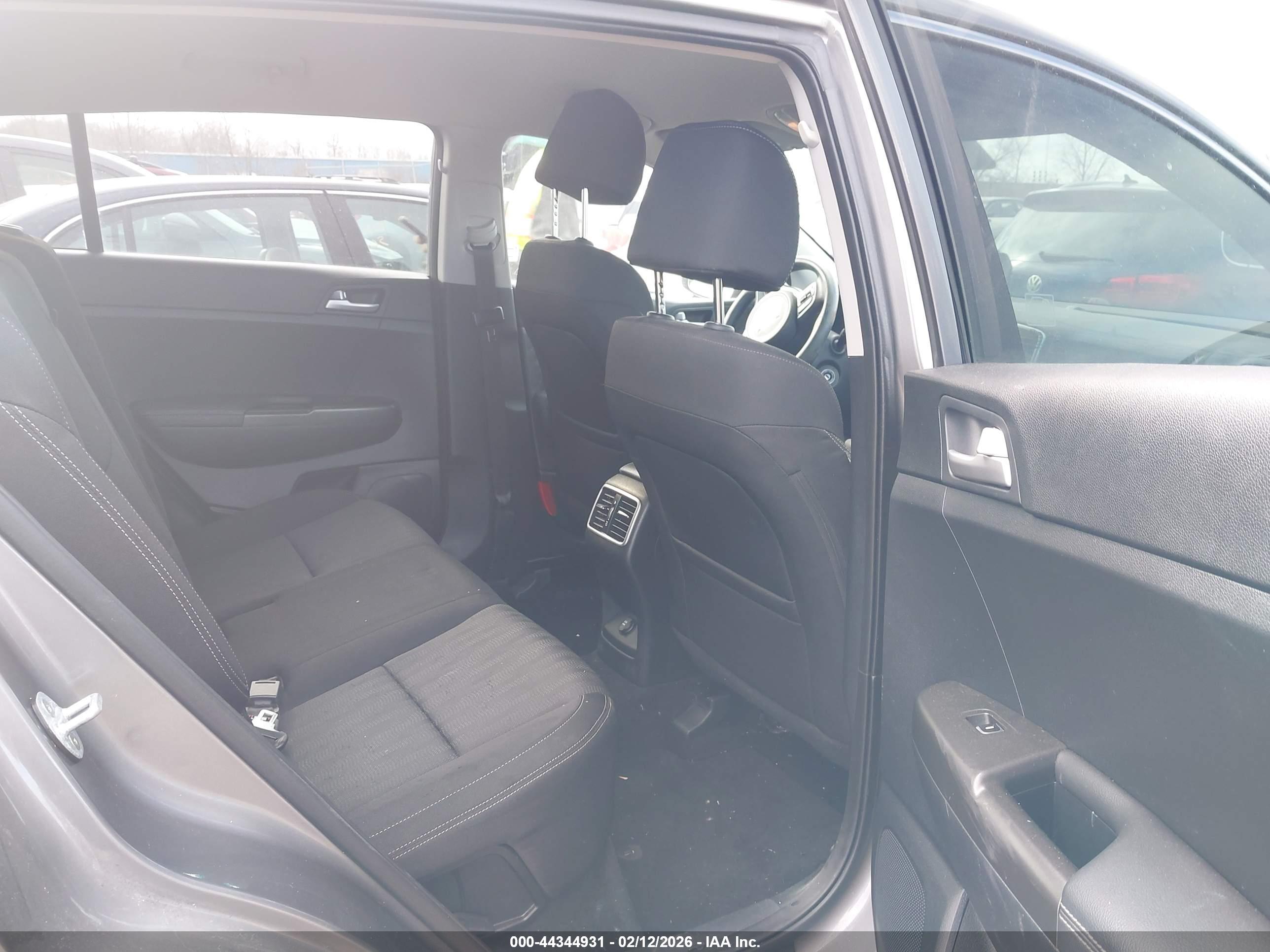 KIA SPORTAGE image 8