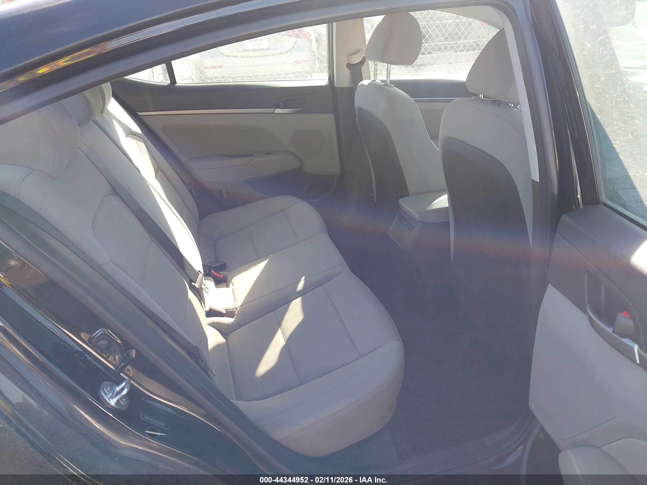 HYUNDAI ELANTRA image 8