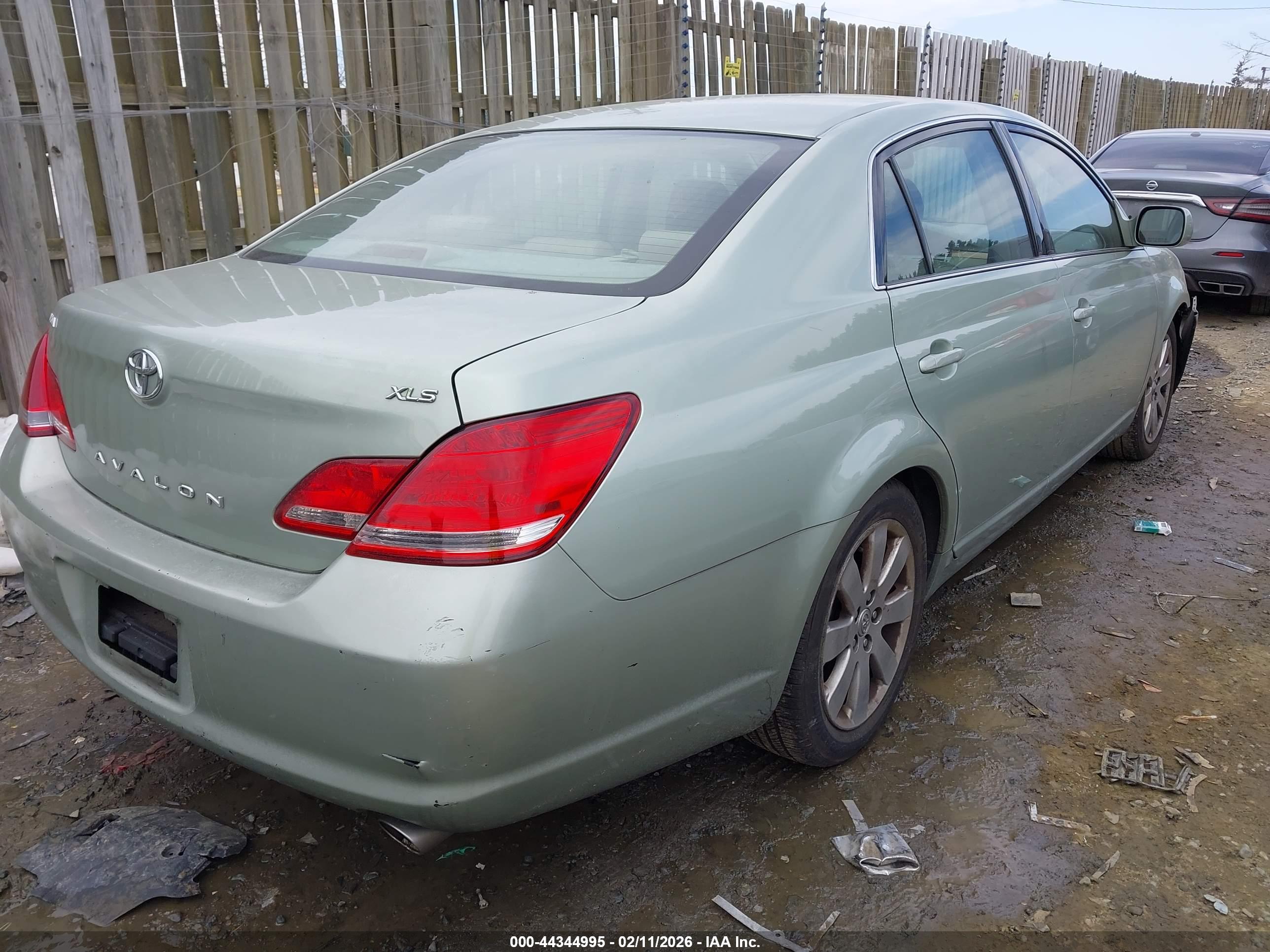 TOYOTA AVALON image 4