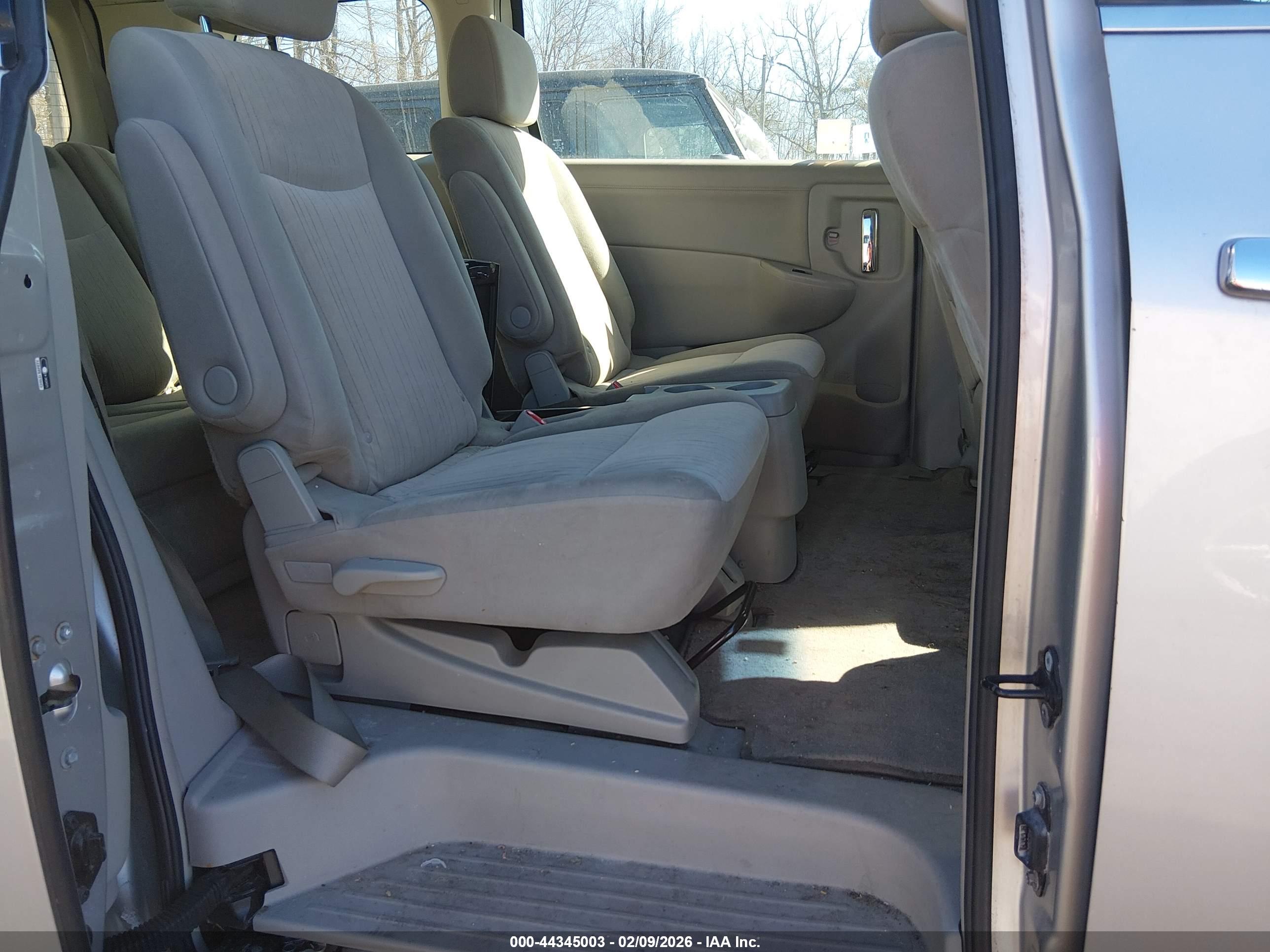 NISSAN QUEST image 8
