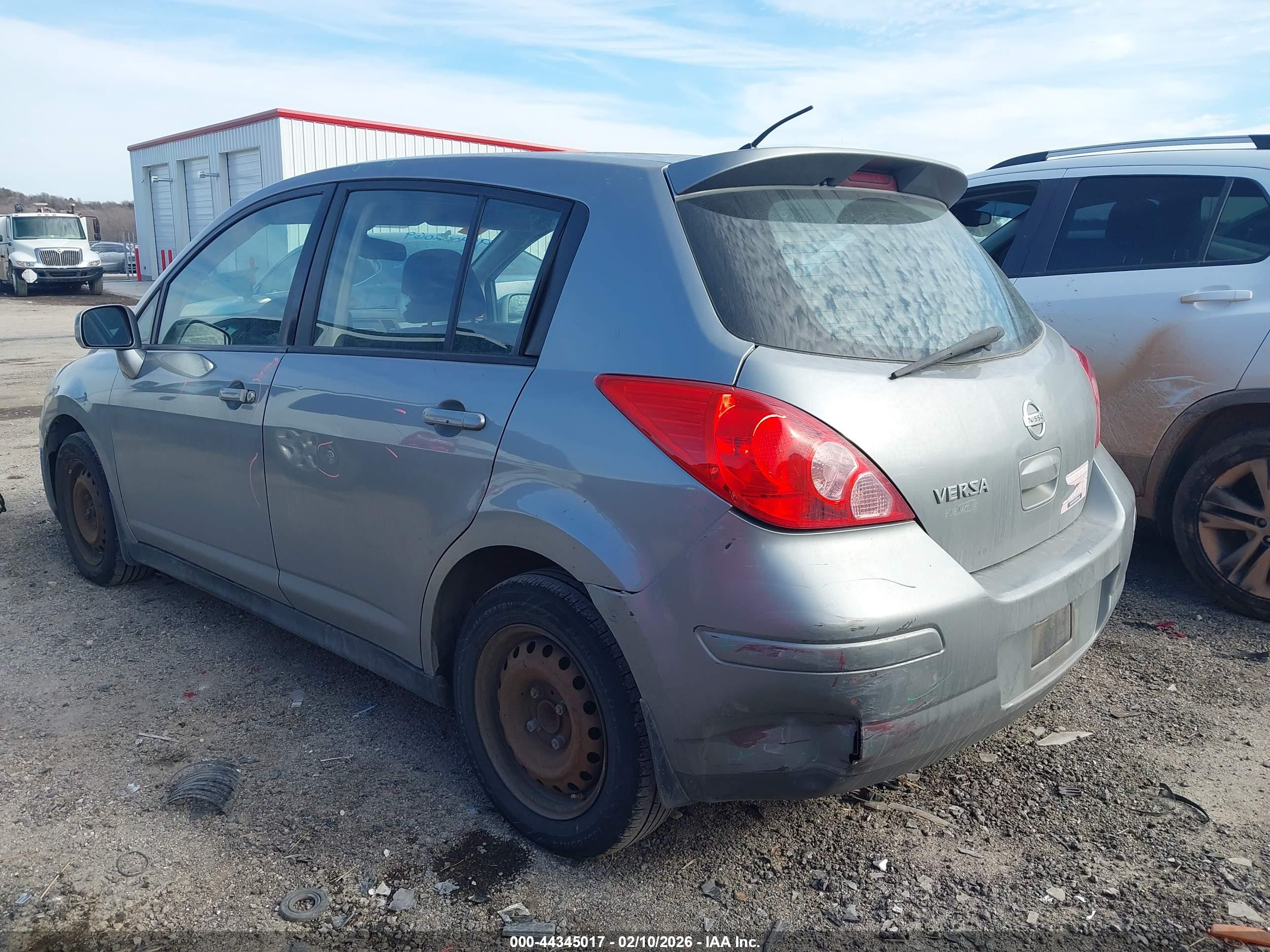 NISSAN VERSA image 6