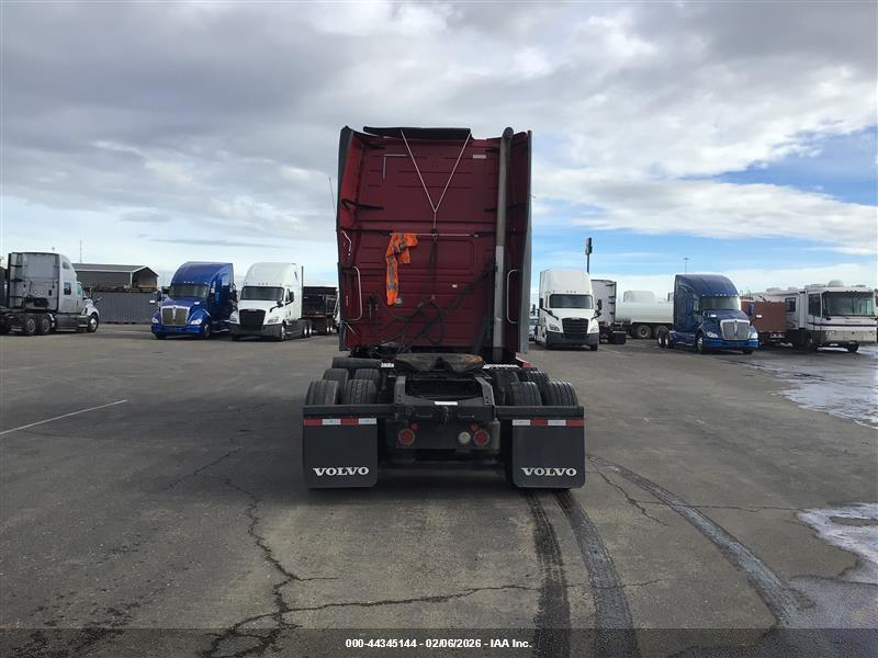 VOLVO VNL image 8