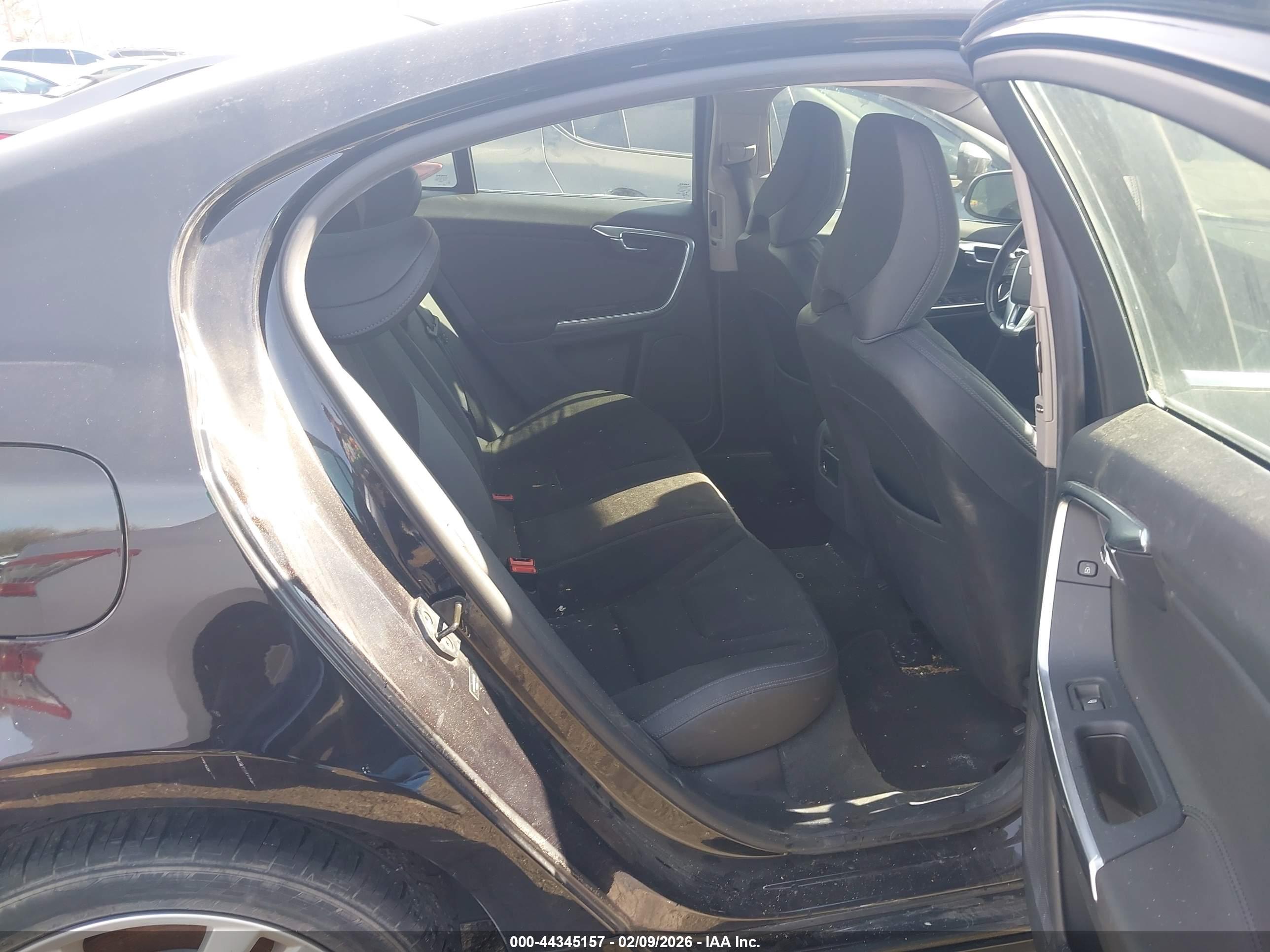 VOLVO S60 image 8