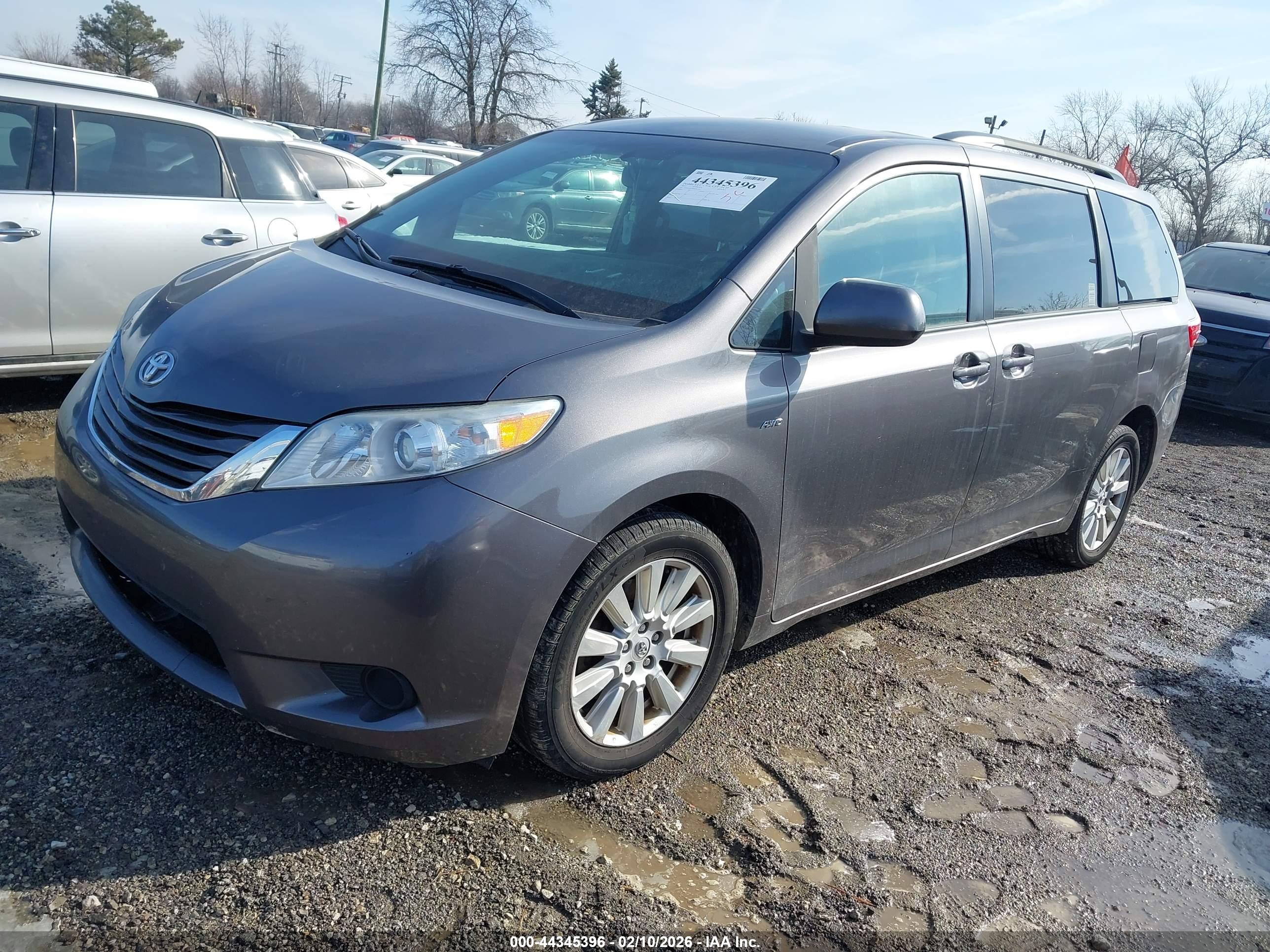 TOYOTA SIENNA image 2