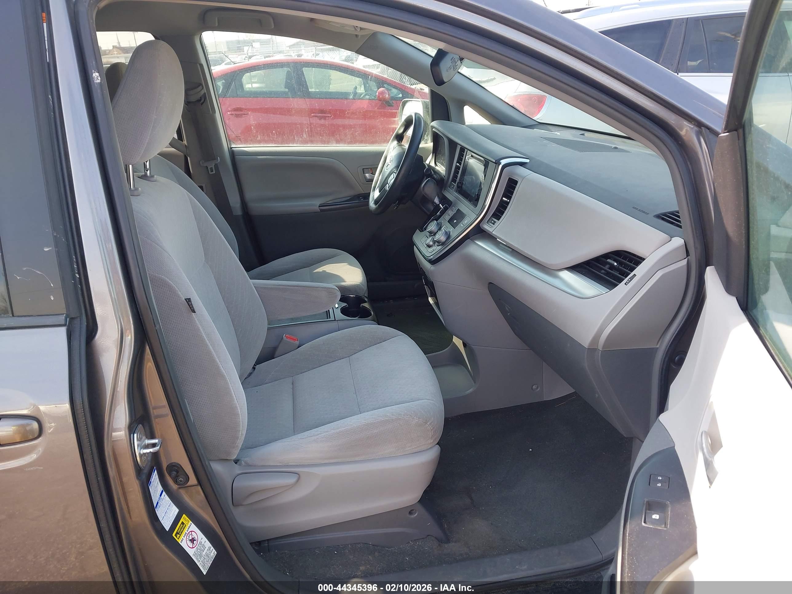 TOYOTA SIENNA image 5