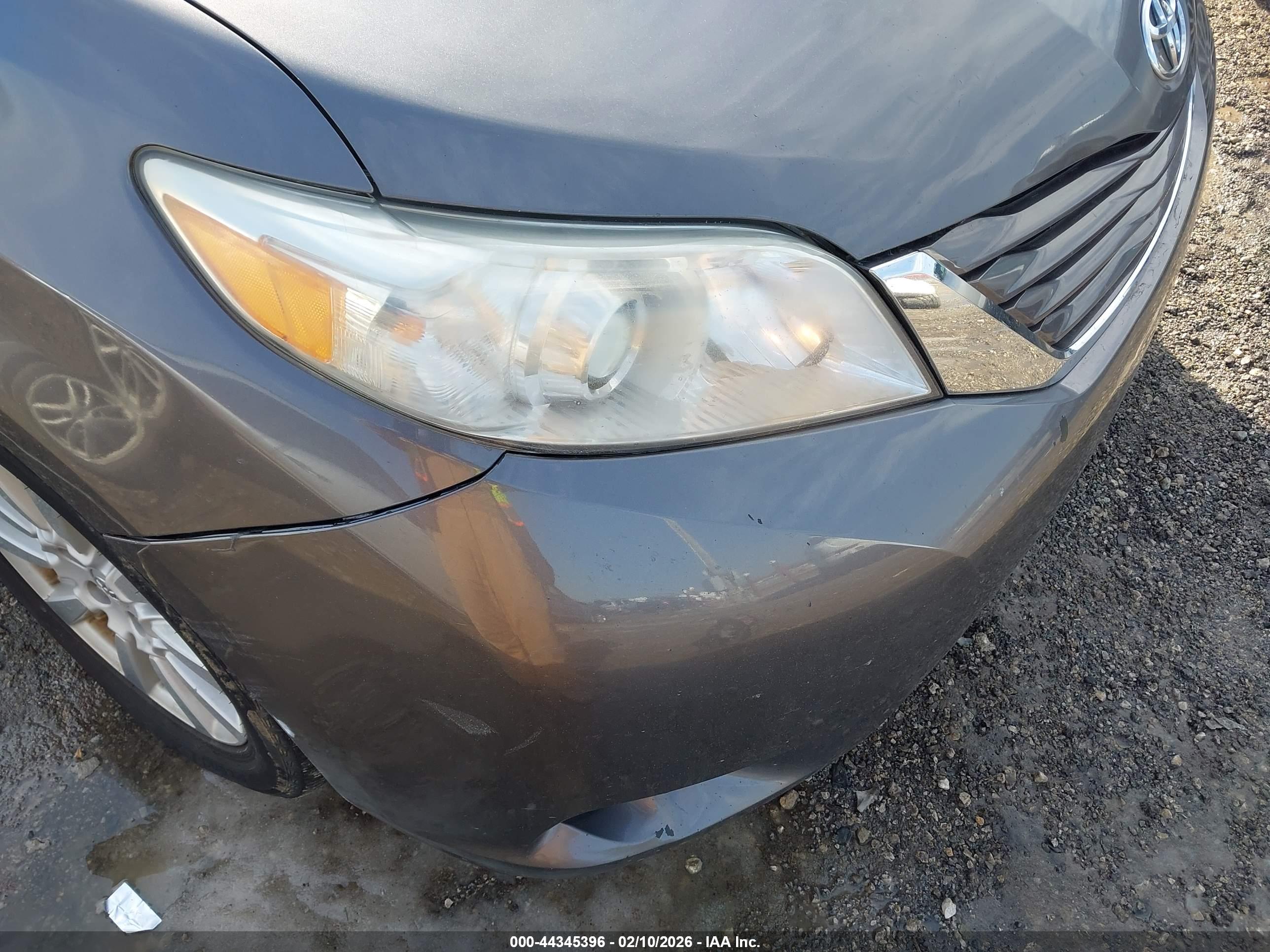 TOYOTA SIENNA image 6