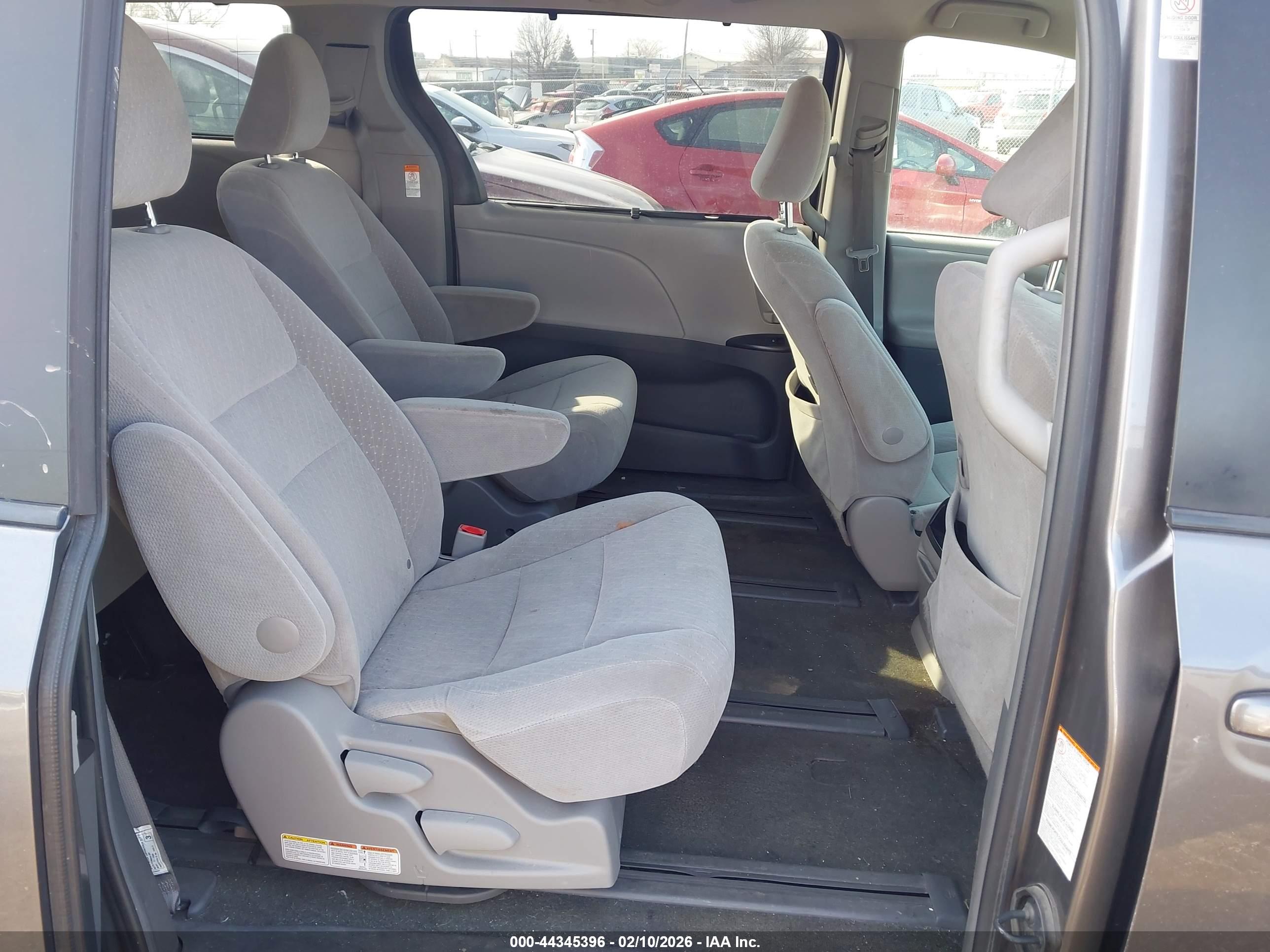 TOYOTA SIENNA image 8