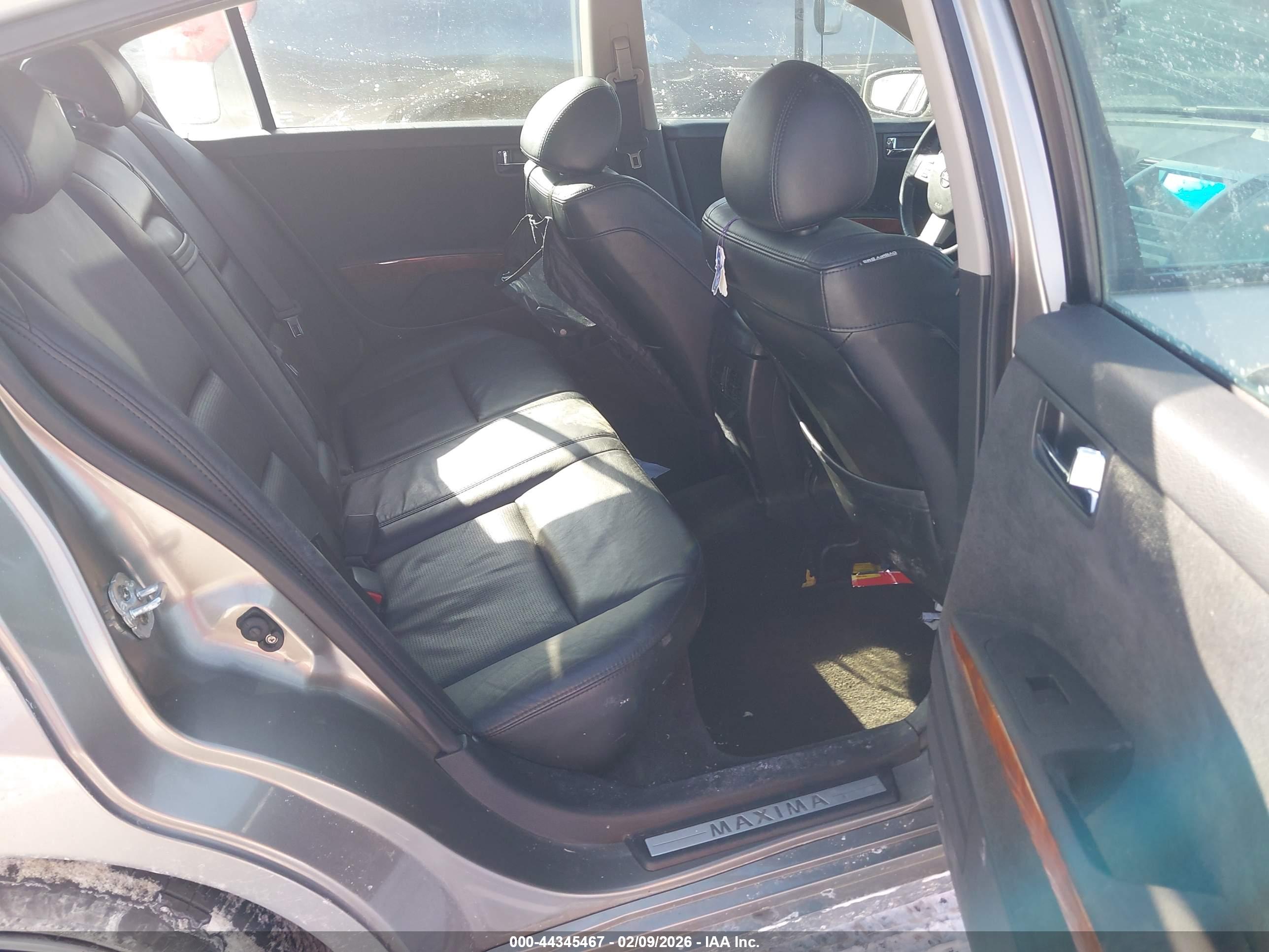 NISSAN MAXIMA image 8