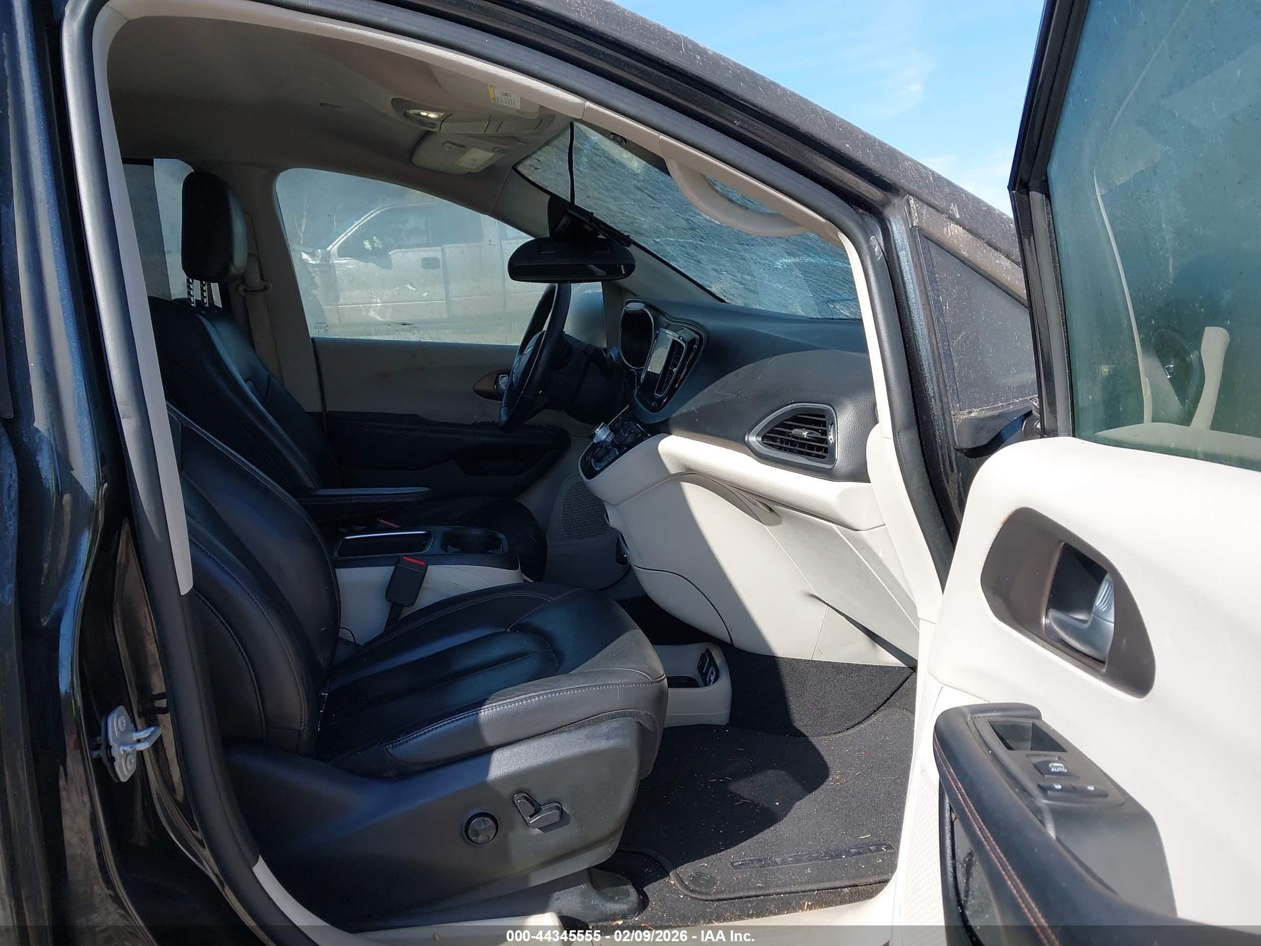 CHRYSLER PACIFICA image 5