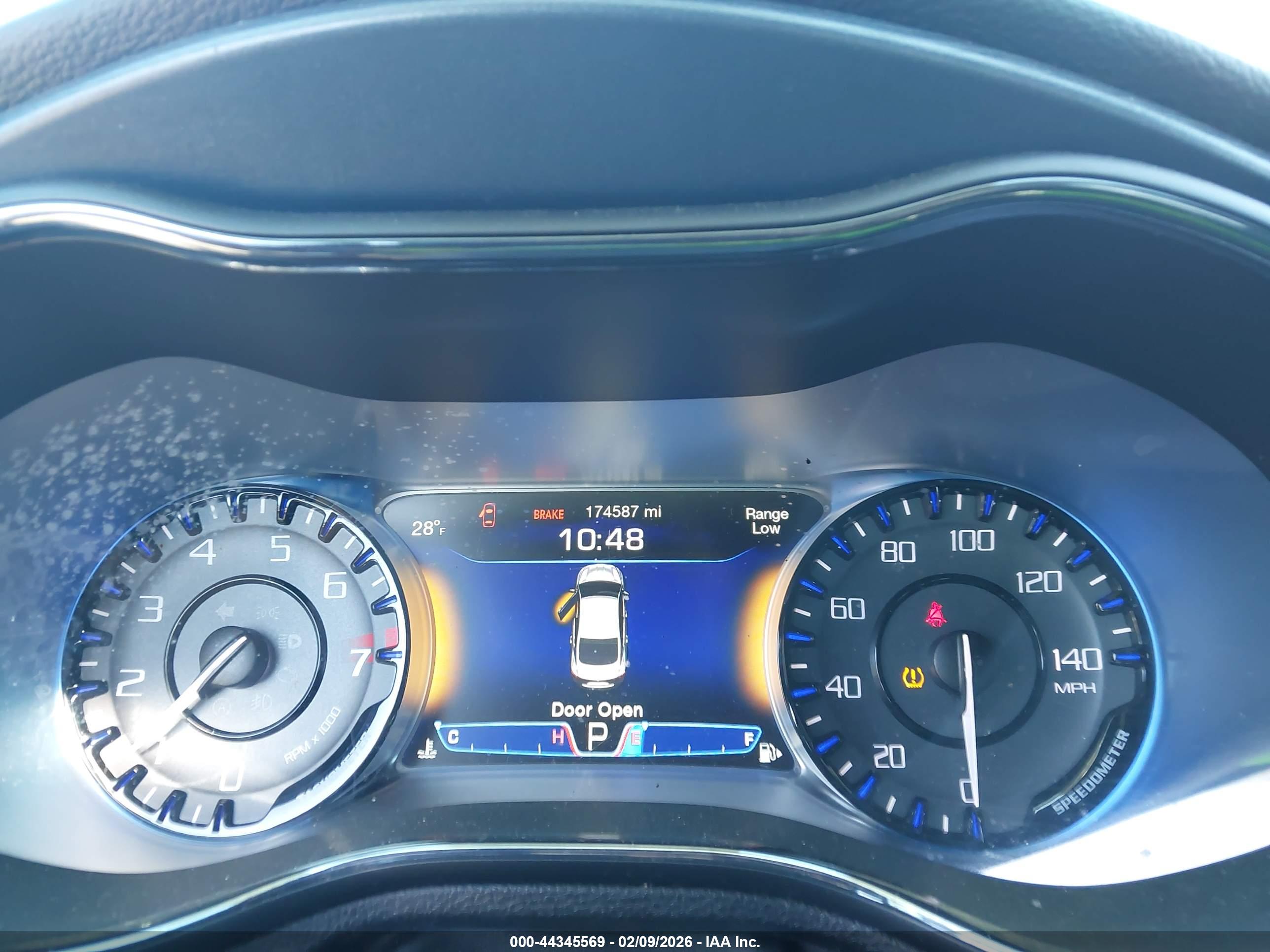 CHRYSLER 200 image 7