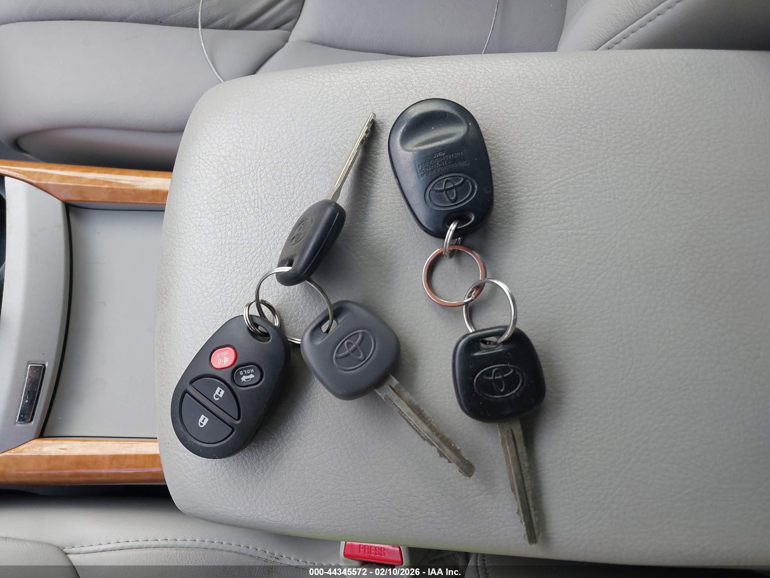 TOYOTA AVALON image 11