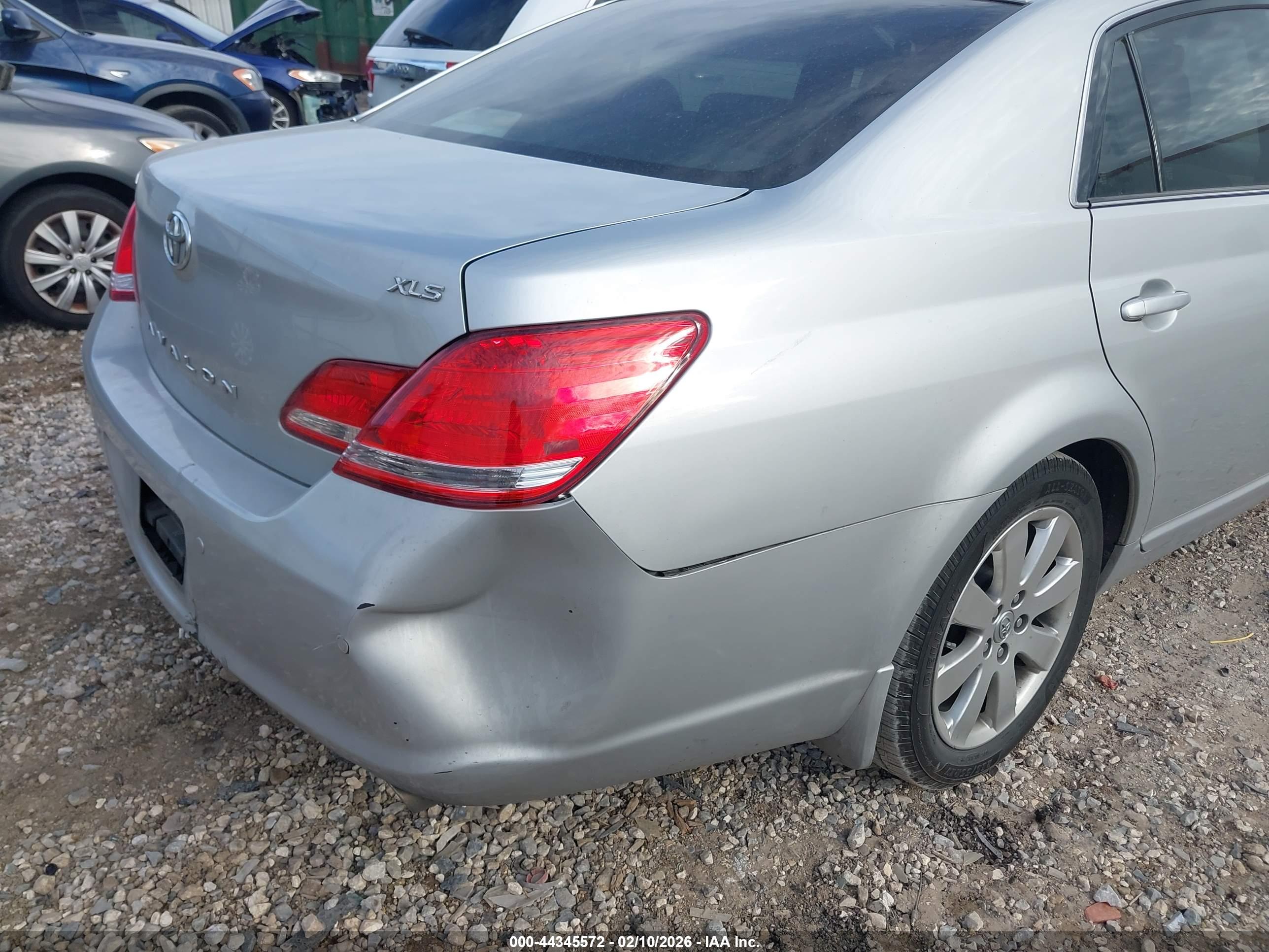 TOYOTA AVALON image 6