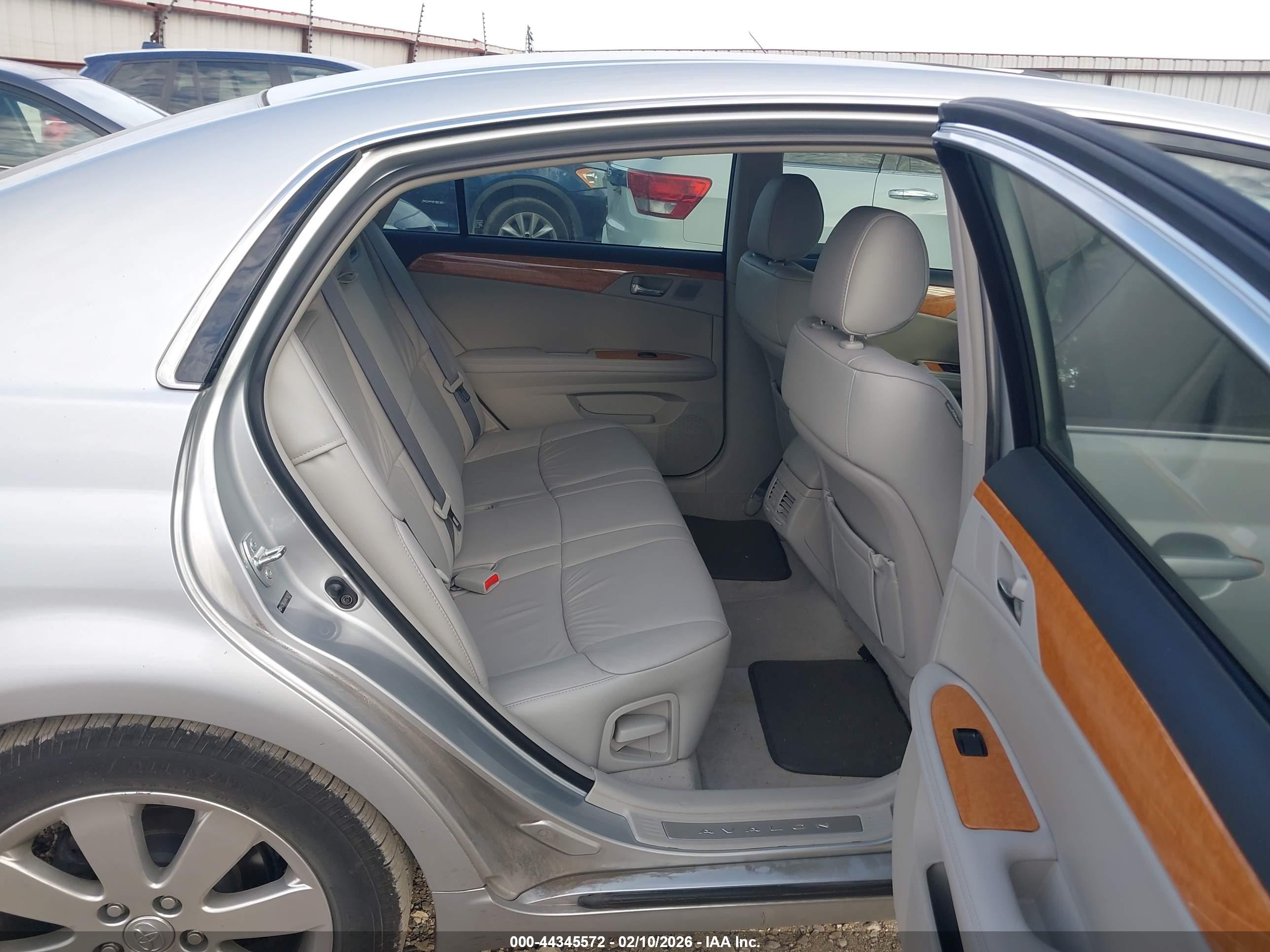 TOYOTA AVALON image 8