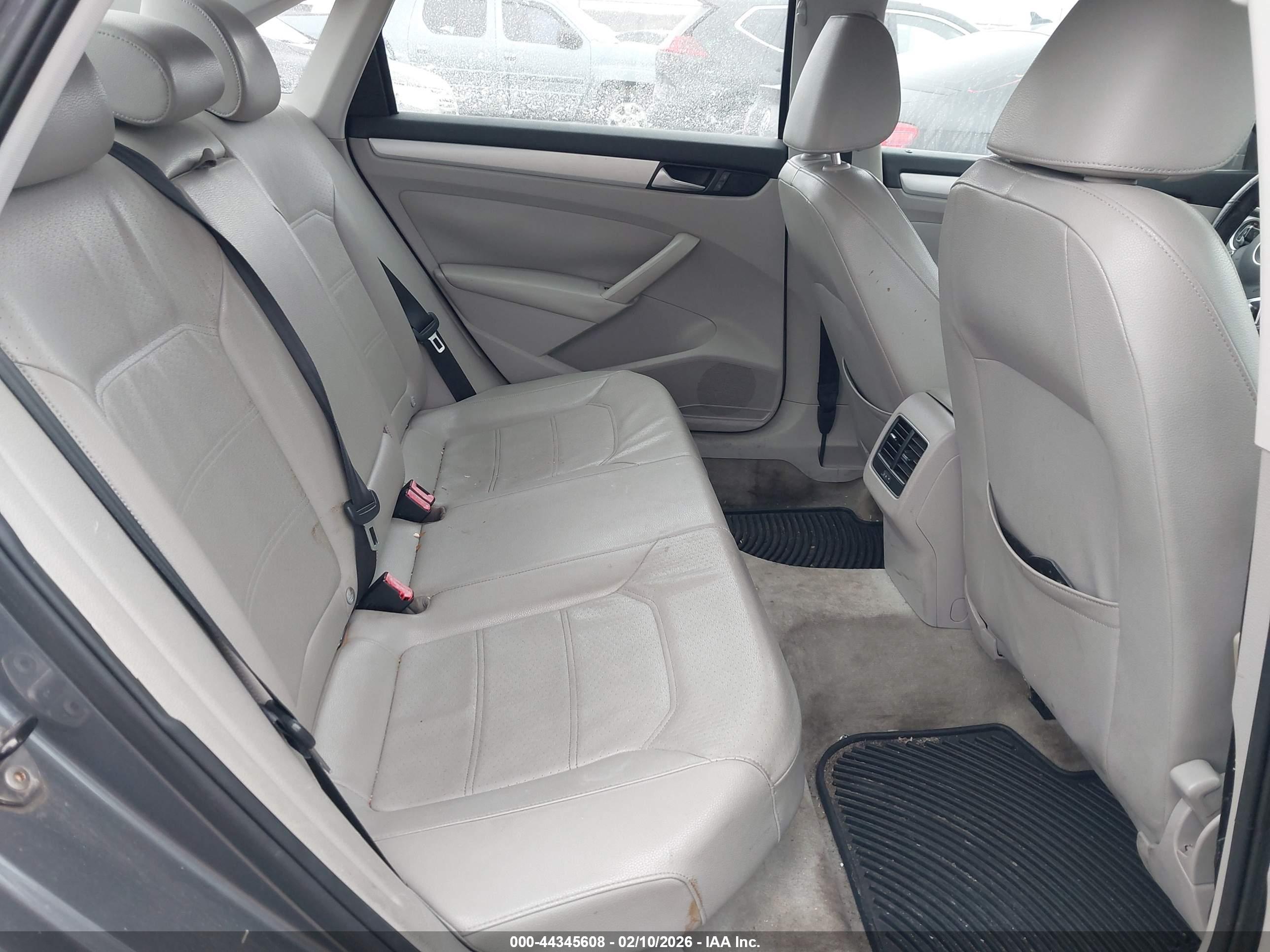 VOLKSWAGEN PASSAT image 8