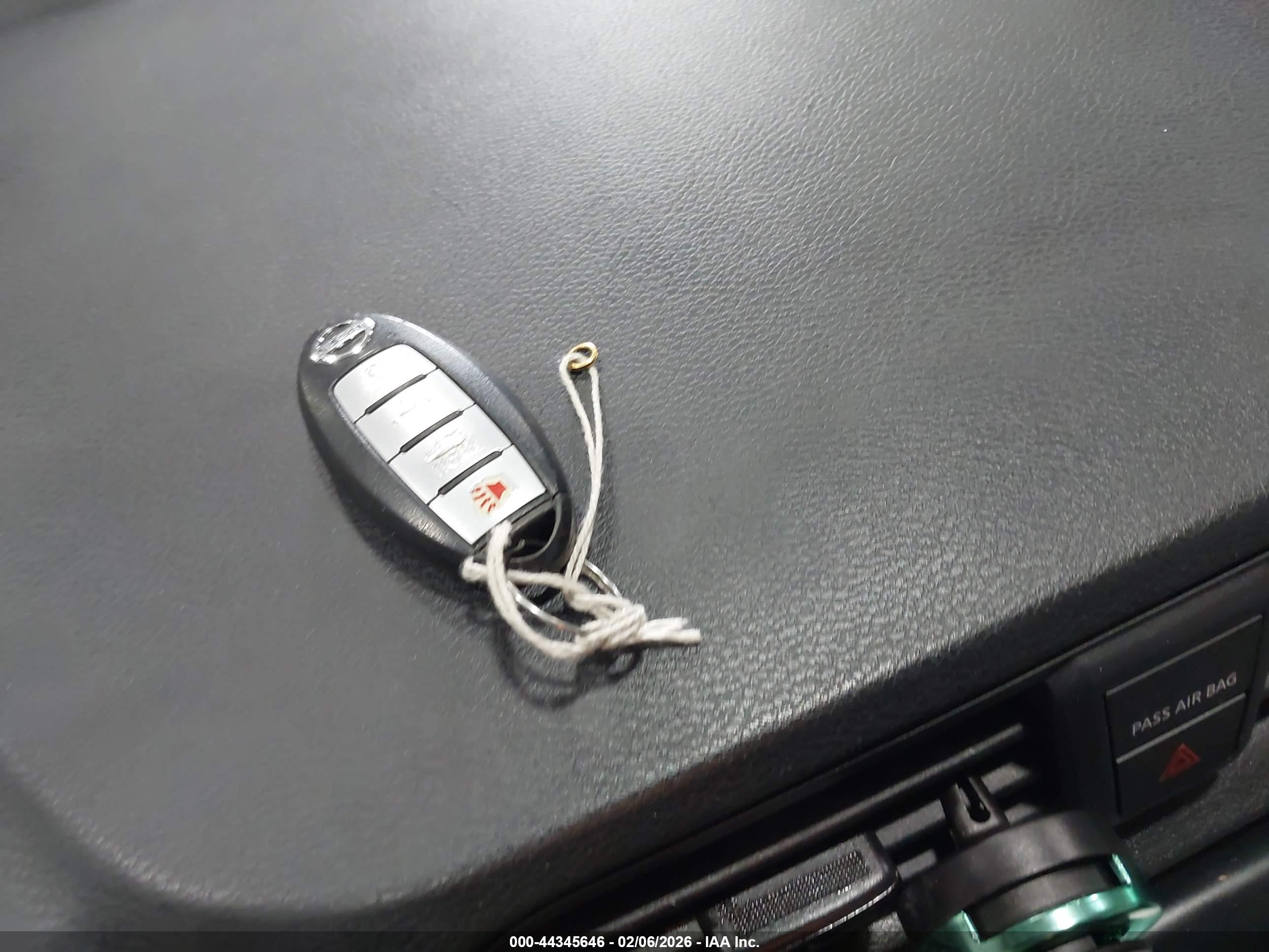 NISSAN VERSA image 11