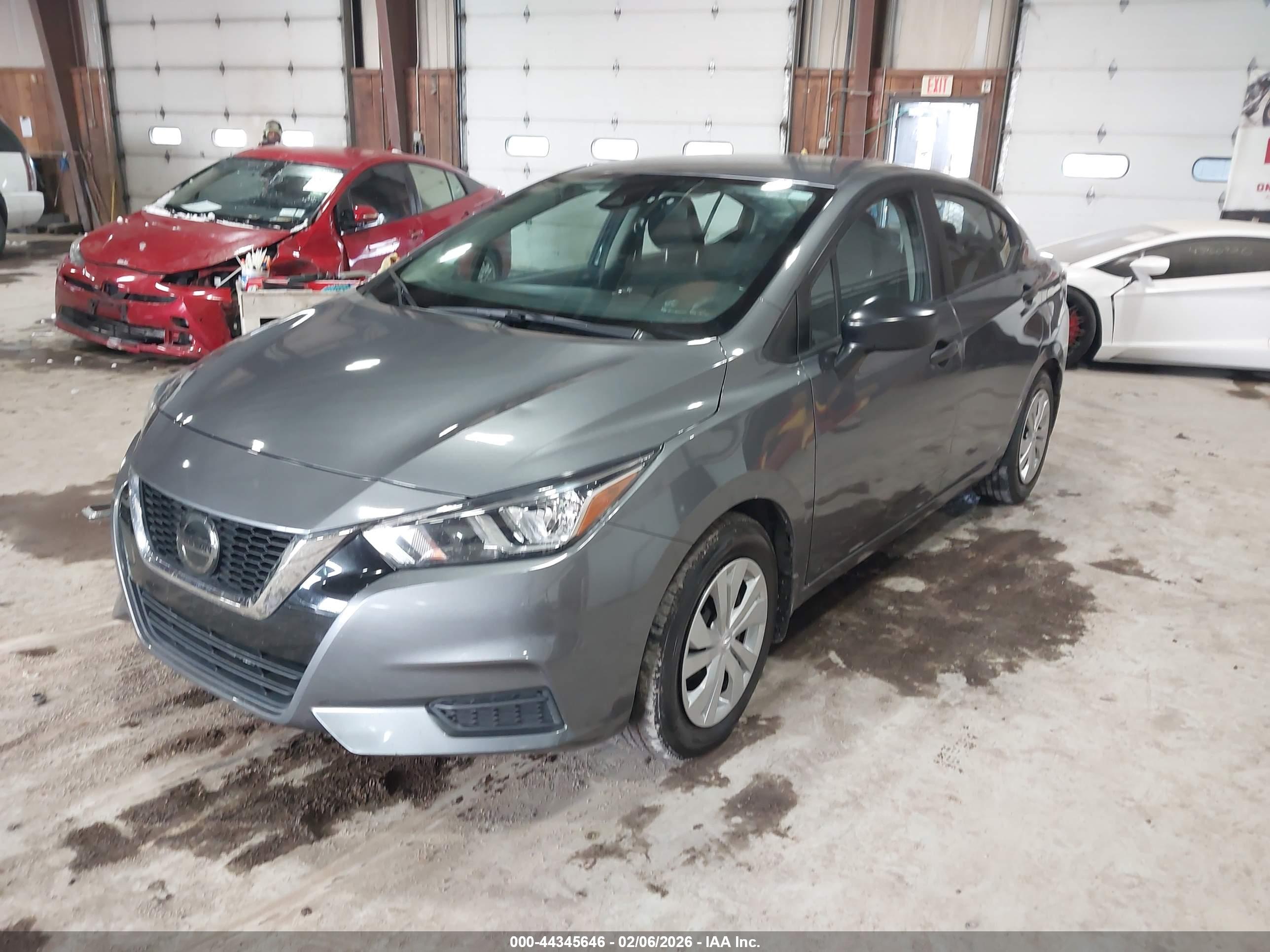NISSAN VERSA image 2