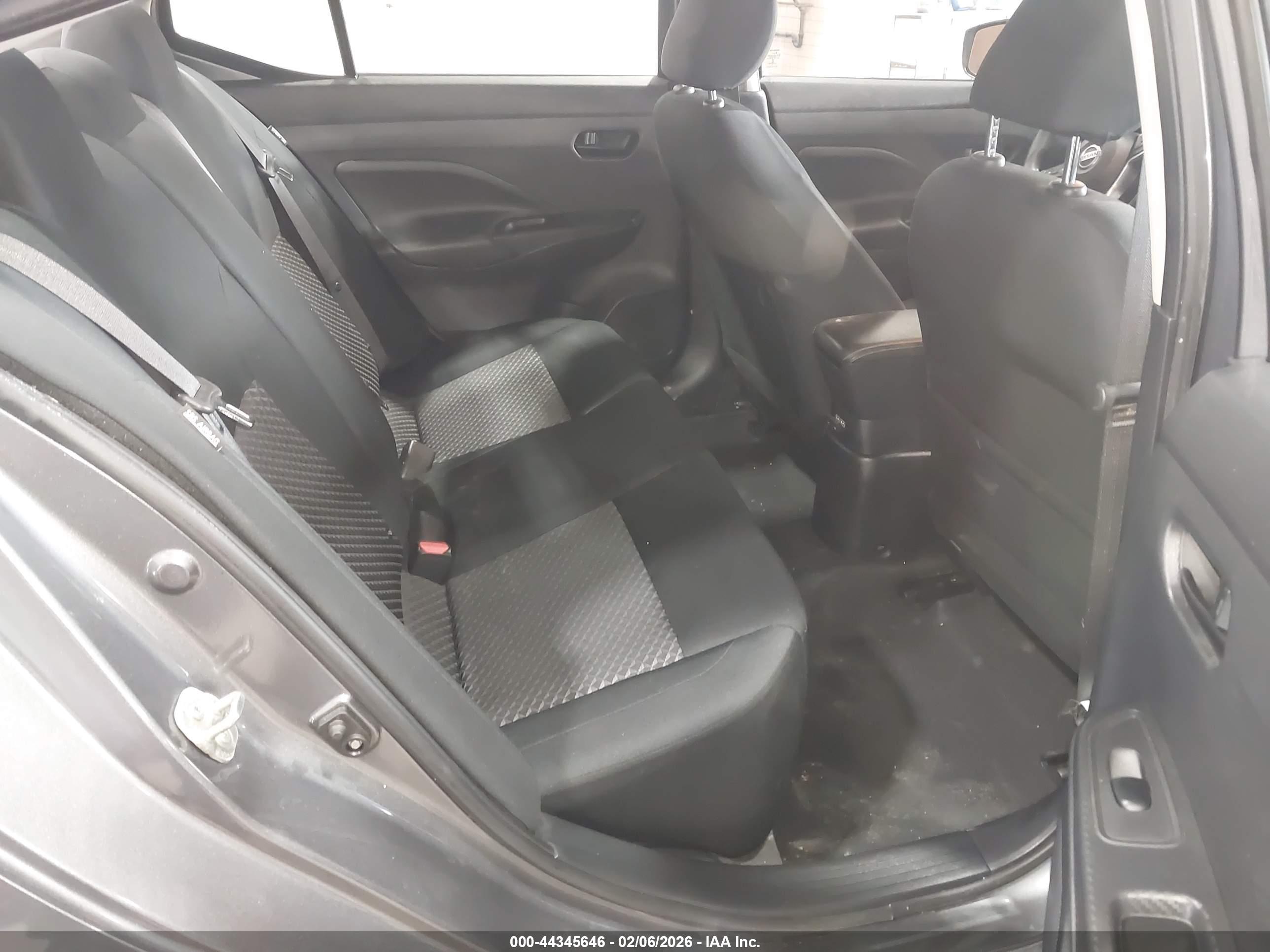 NISSAN VERSA image 8
