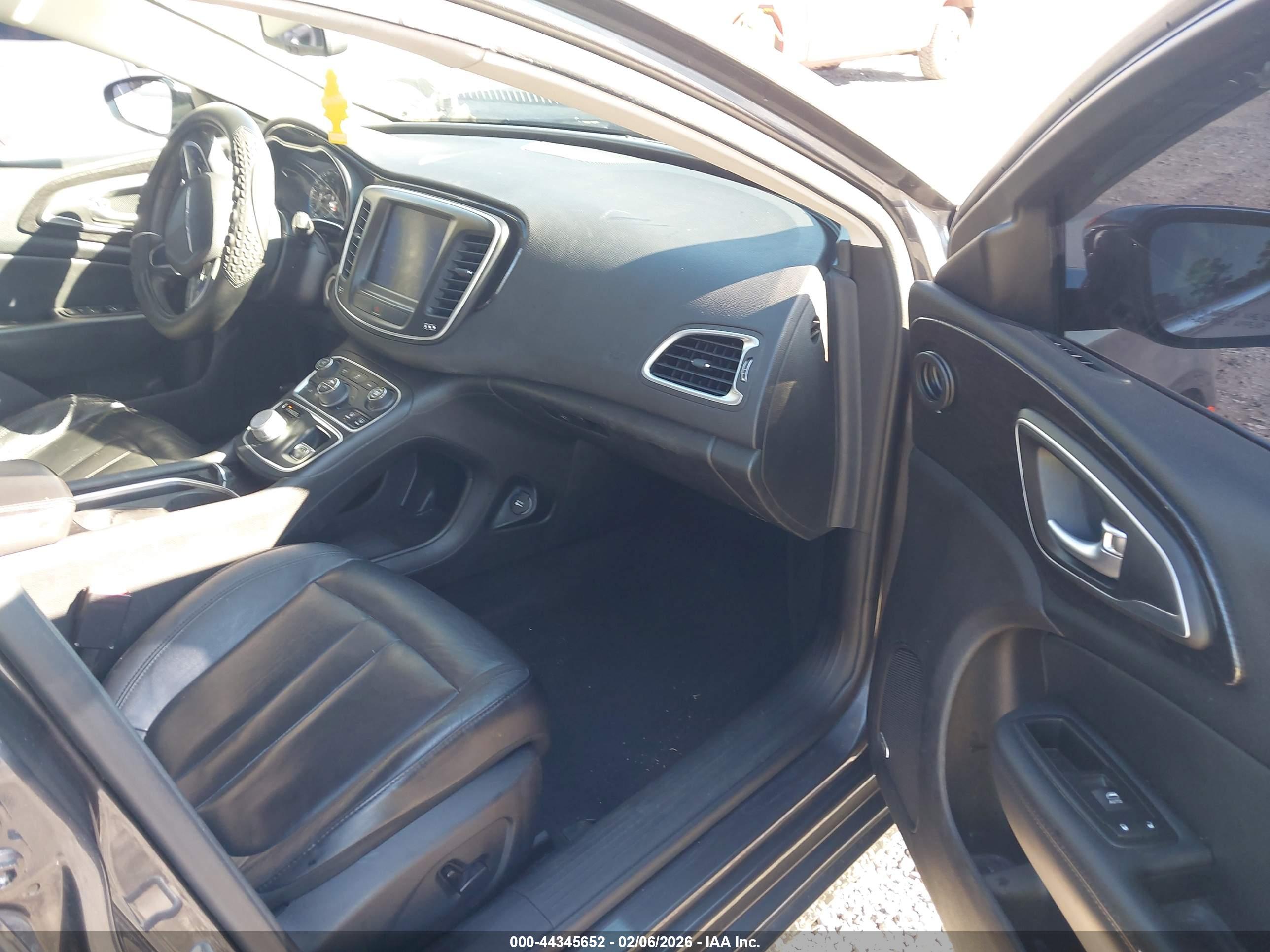 CHRYSLER 200 image 5