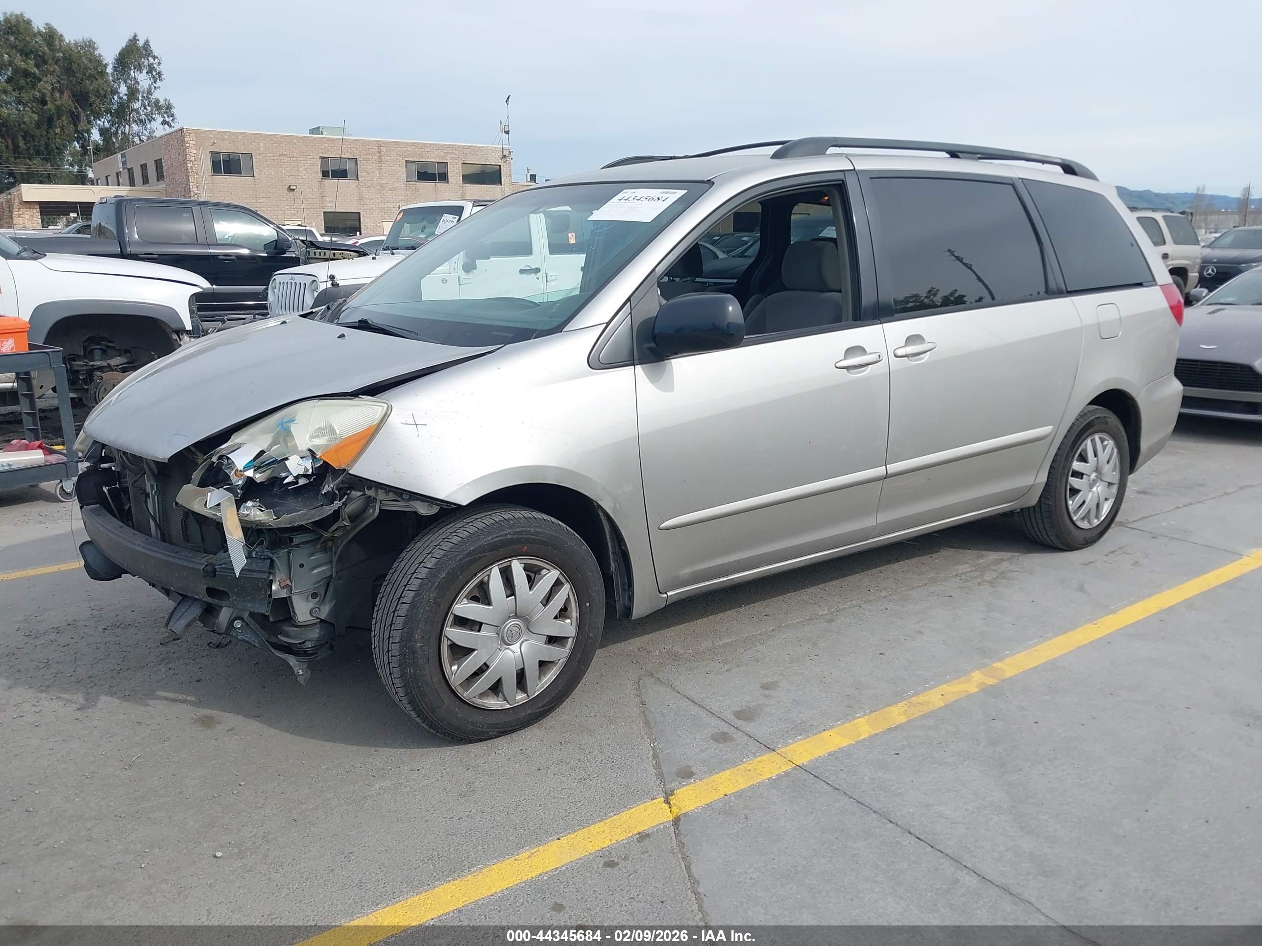 TOYOTA SIENNA image 2
