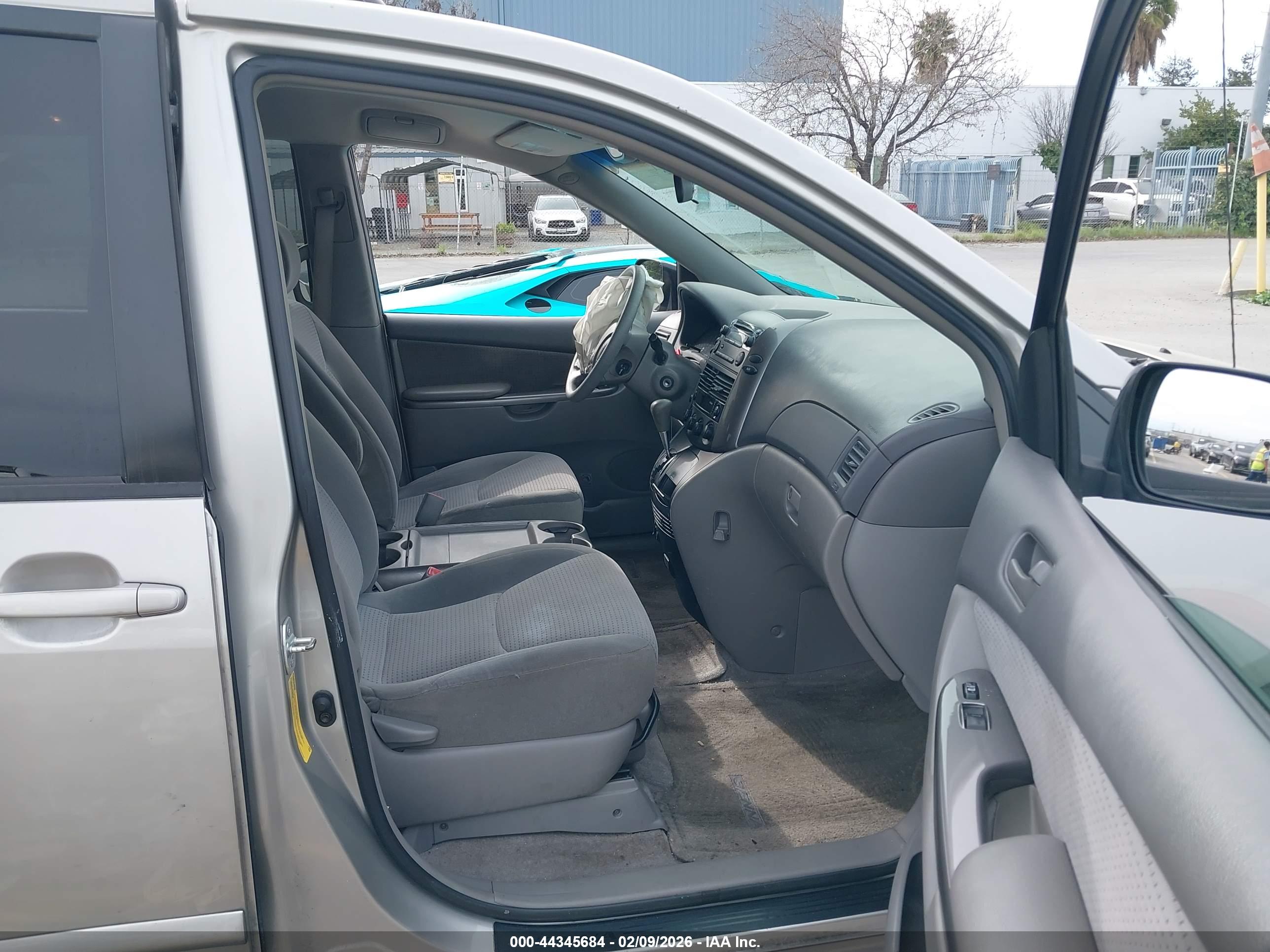 TOYOTA SIENNA image 5